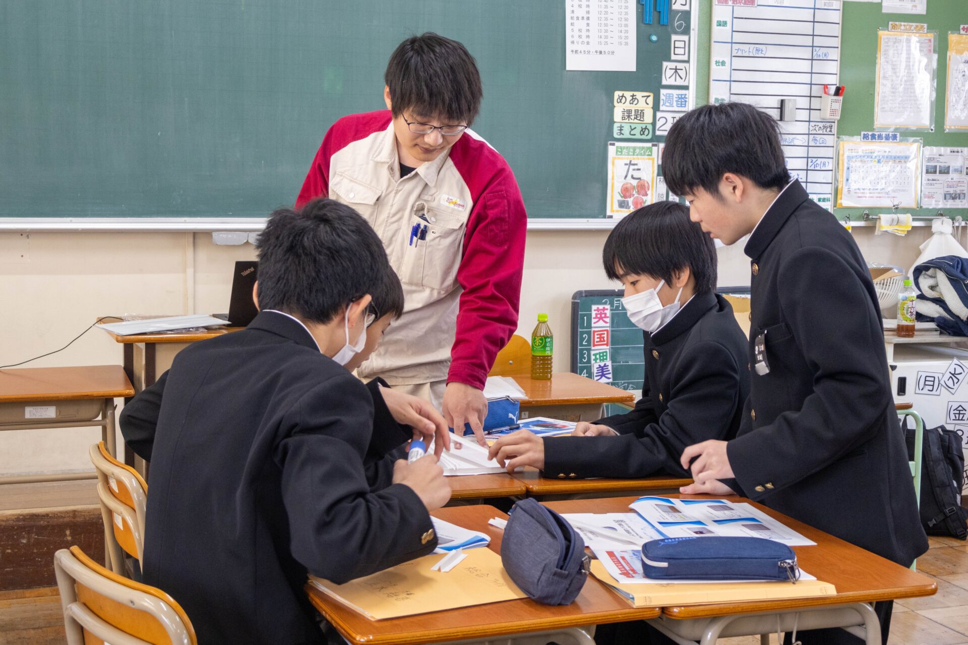 レクチャーを受ける生徒