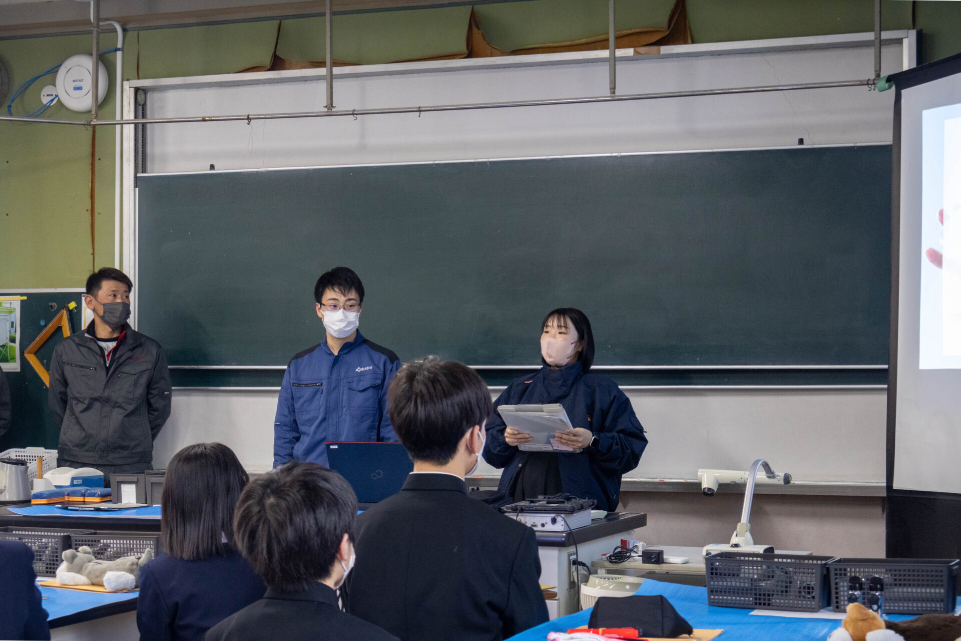 株式会社中央設備・株式会社大同設備工業の社員。前半は企業の紹介や仕事内容について学ぶ。