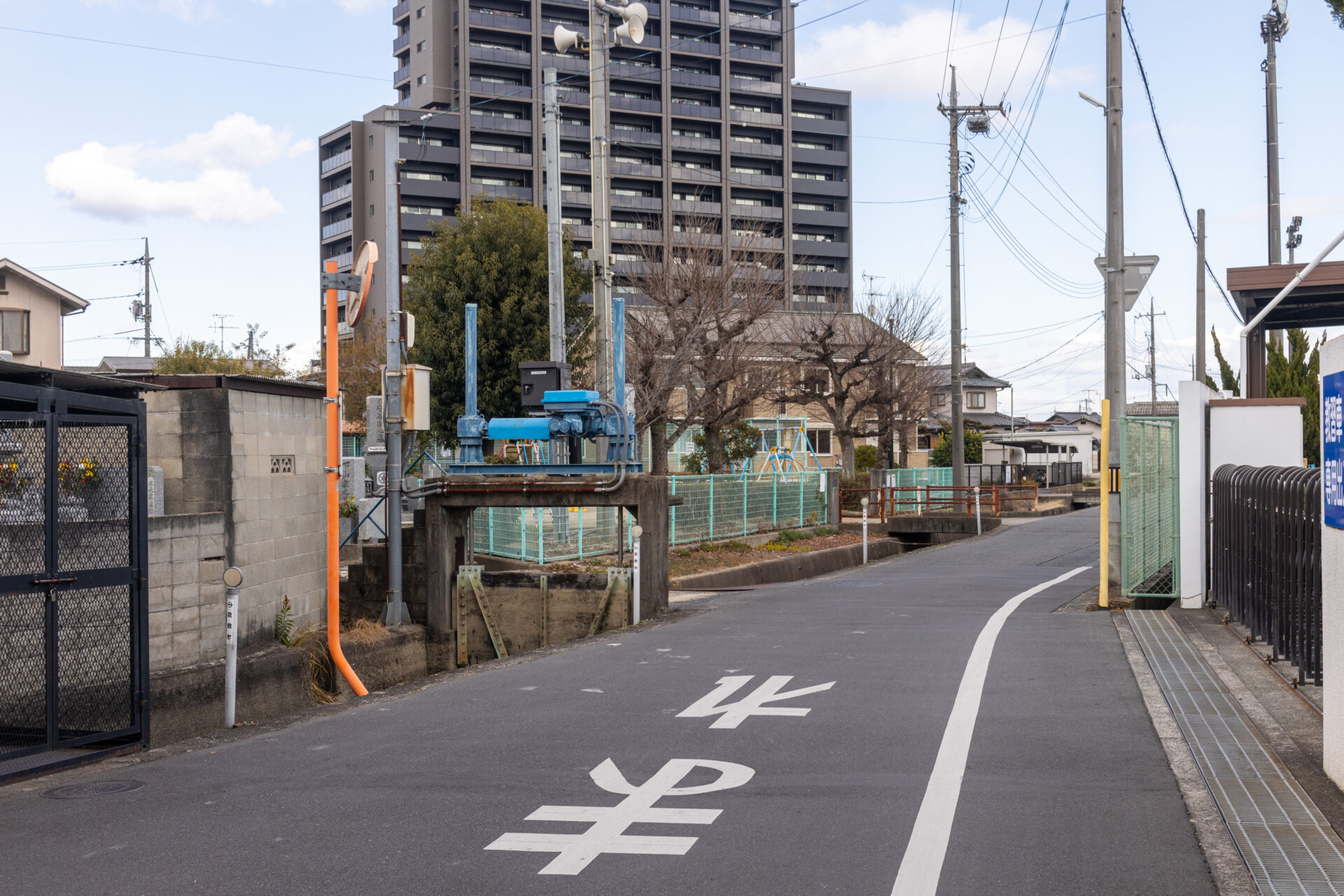 クラボウドライビングスクール裏の道 かつては庭瀬往来という幹線道路でした