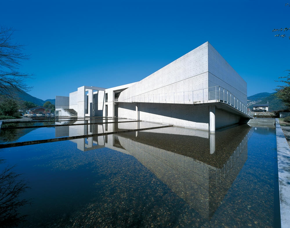 長いアプローチ　写真提供：高梁市成羽美術館
