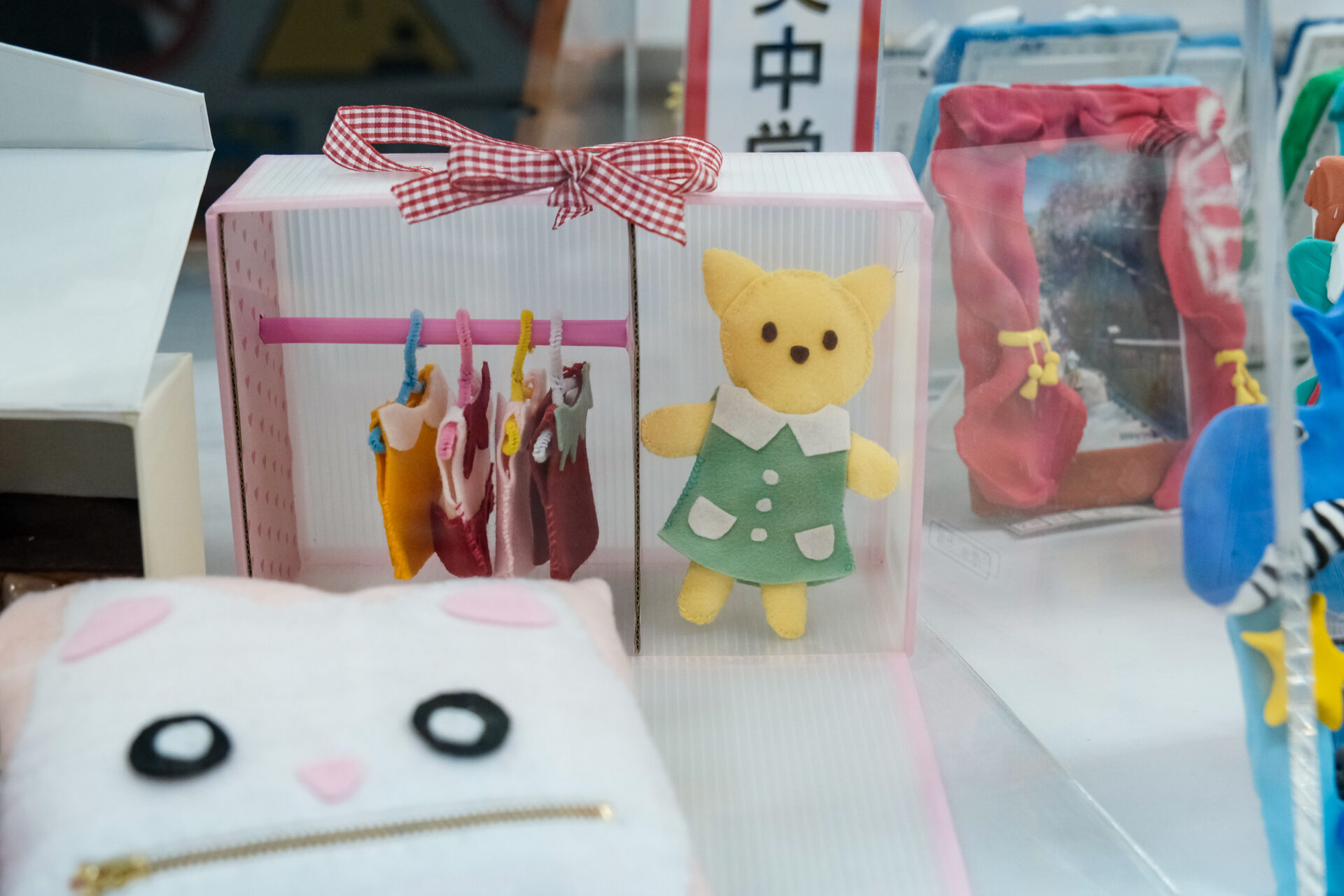 家庭科で考案して美術科で制作した作品