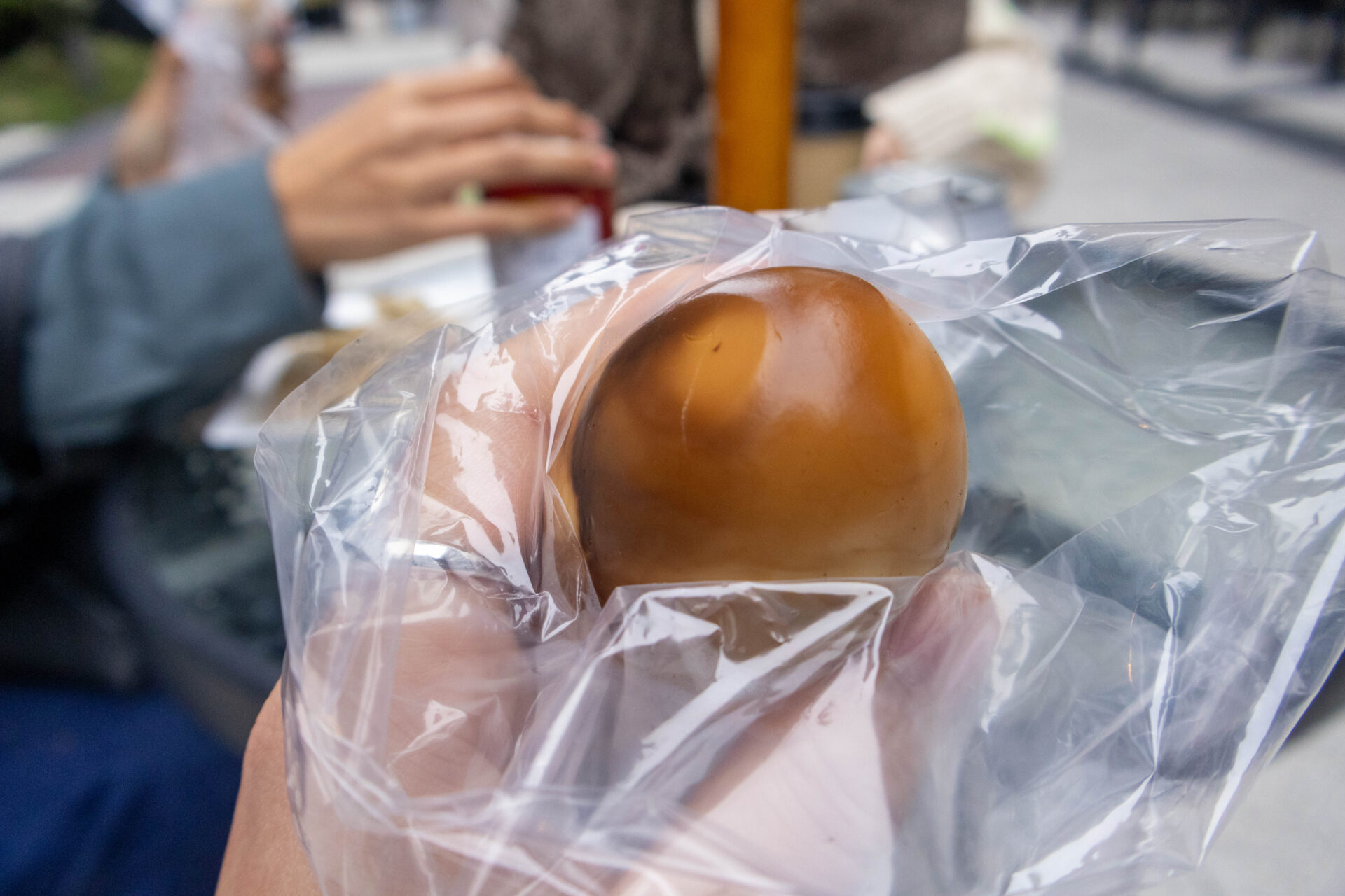しっかりと浸かっている茶葉卵