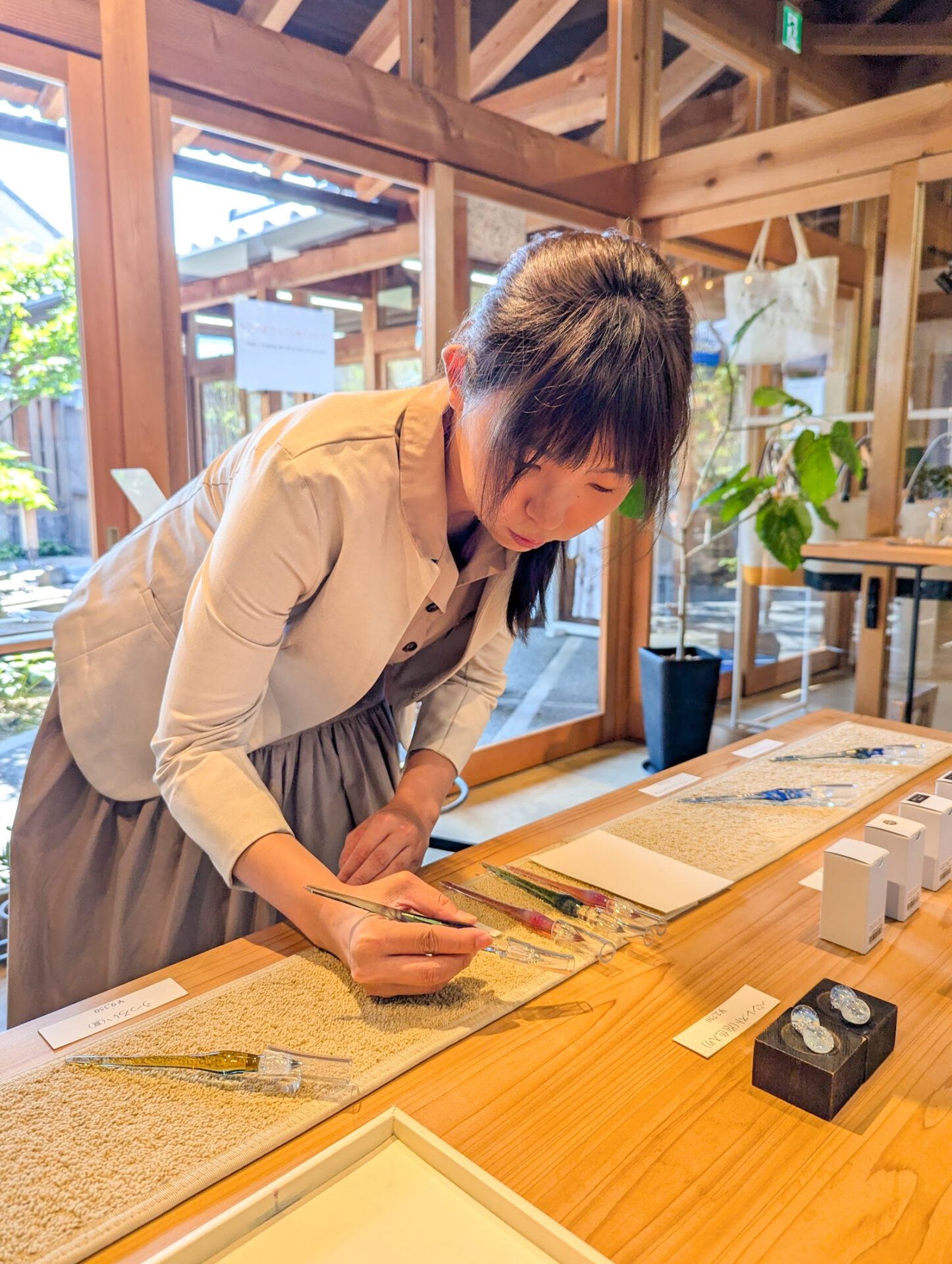 ガラスペンを選ぶ筆者(高石真梨子)