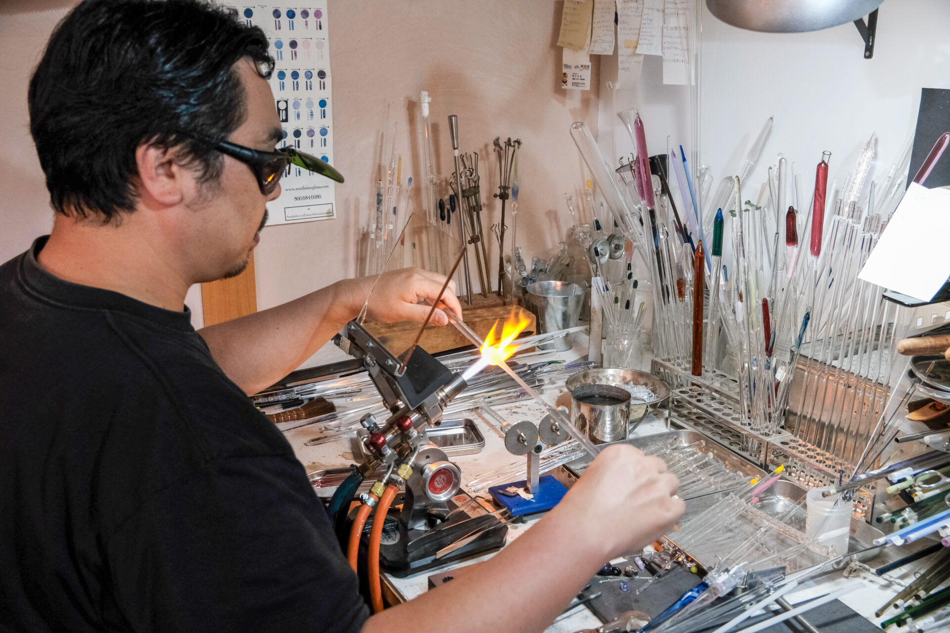 ガラス制作をする江田さん