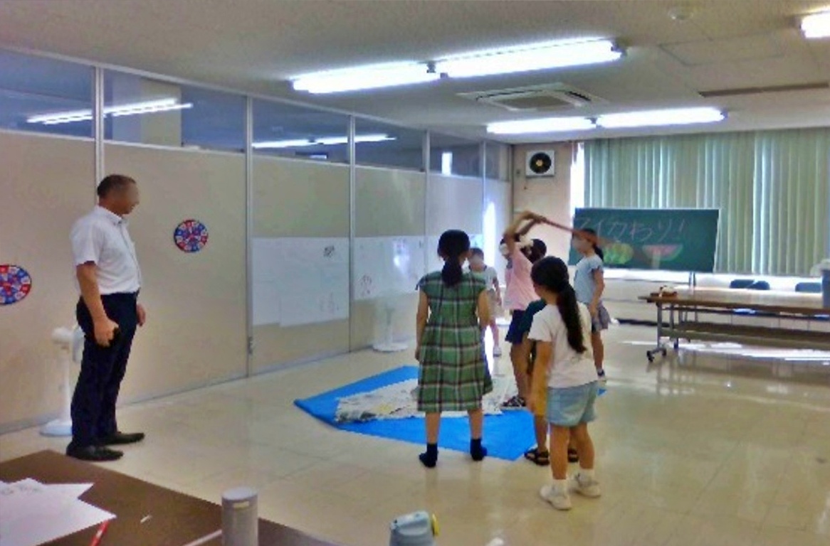 学童保育がお休みとなるお盆、支店2階の広い部屋を活用。スイカわりもやりました! 画像提供:玉島信用金庫