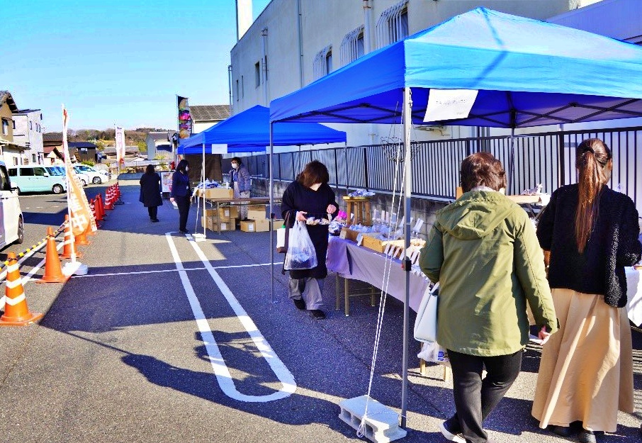 支店の広い駐車場を活用。出店者も増えてにぎやかなマルシェに 画像提供:玉島信用金庫