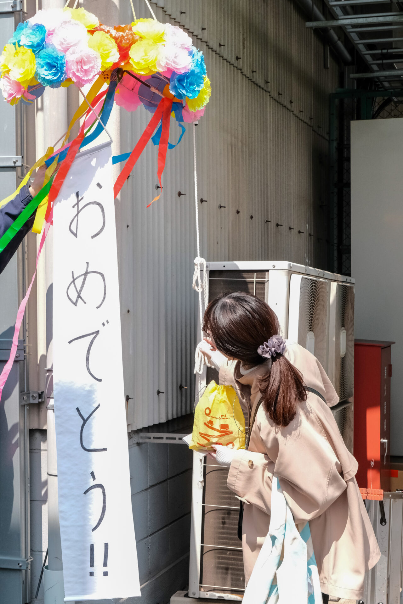 くす玉を割る参加者
