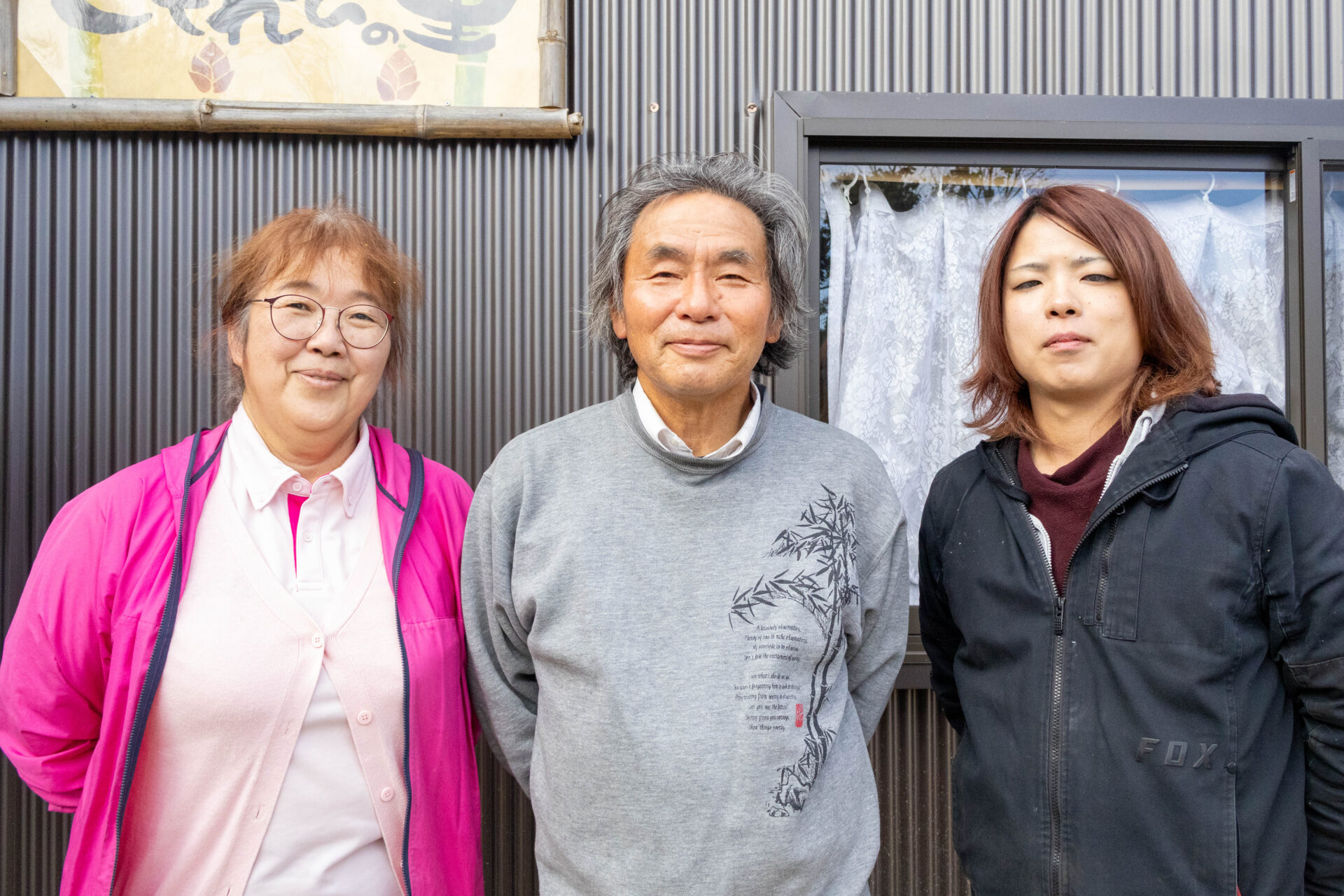 写真中央:理事長 薬師寺 正志(やくしじ まさし)さん、写真左:副理事長 赤阪雅子(あかさか まさこ)さん