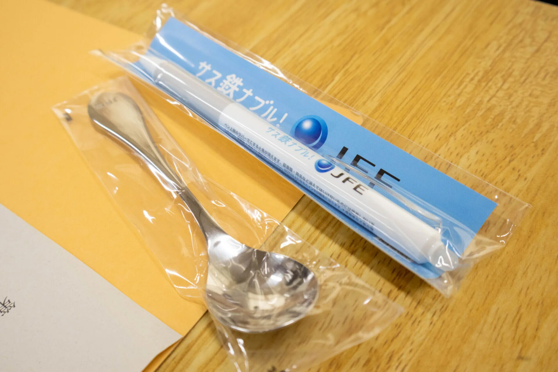 お土産でもらえるボールペンとスプーン