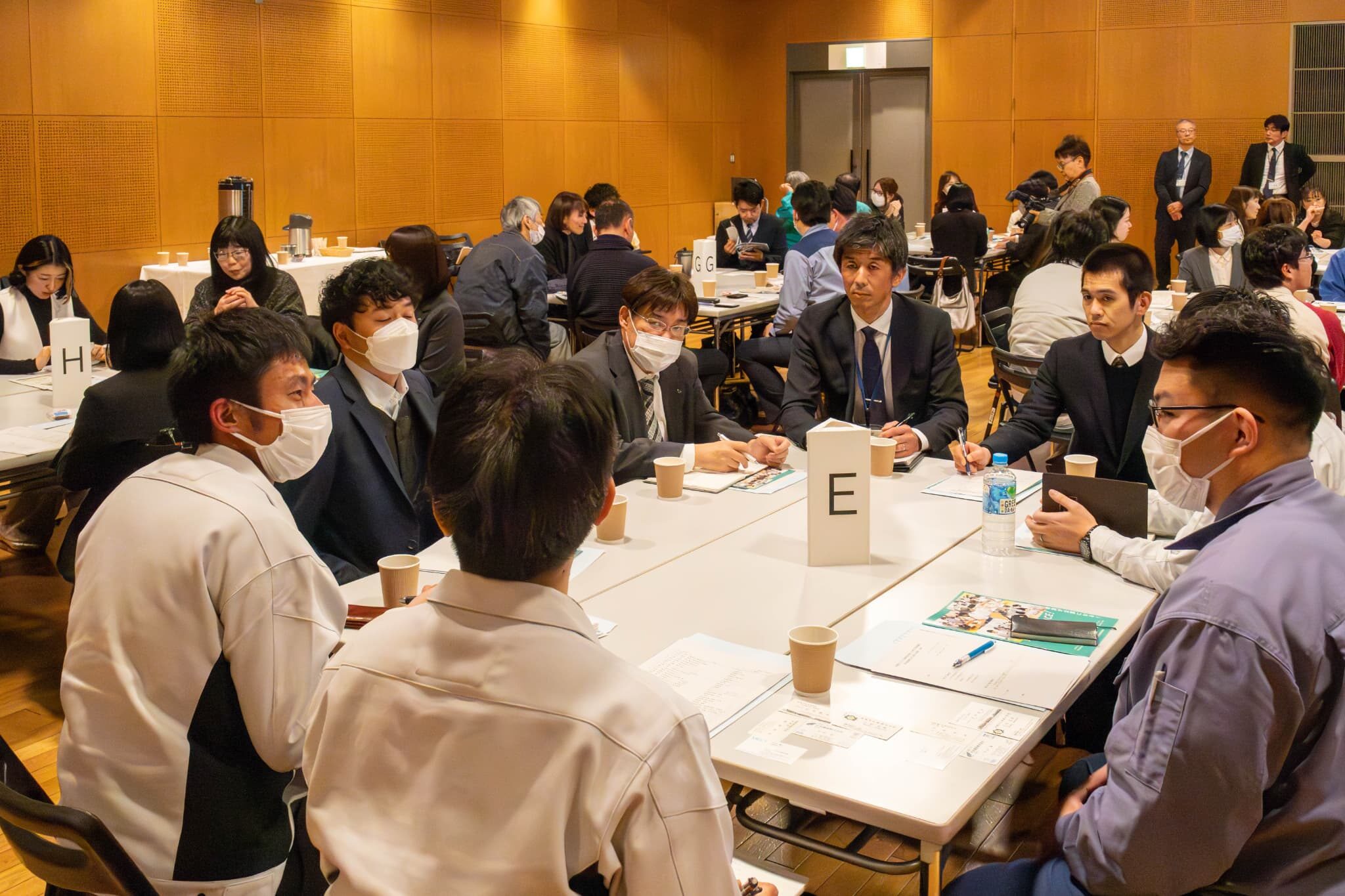 意見交換をおこなうテーブル