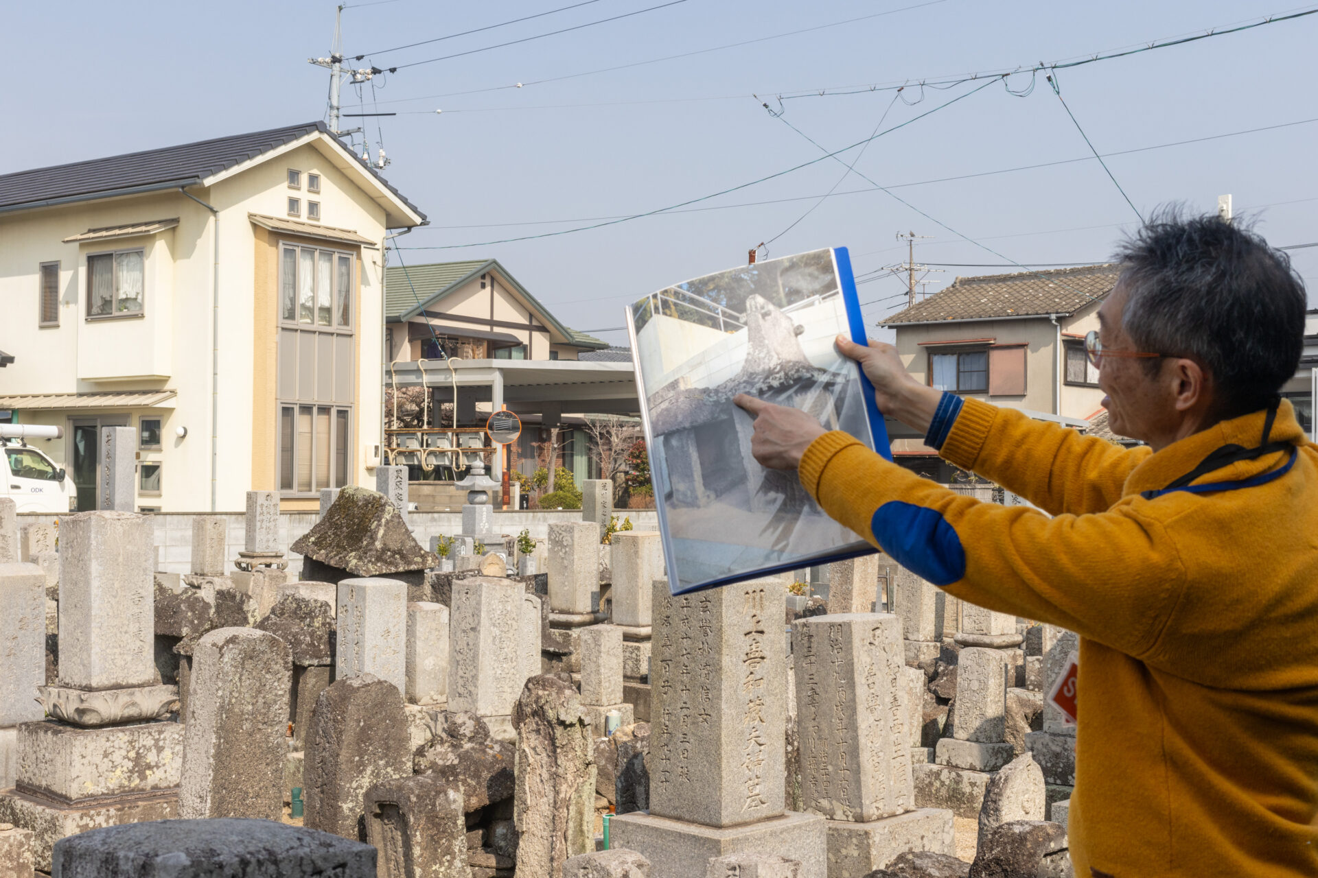 両墓制についての解説 家のような形をした墓石が、両墓制の遺構です