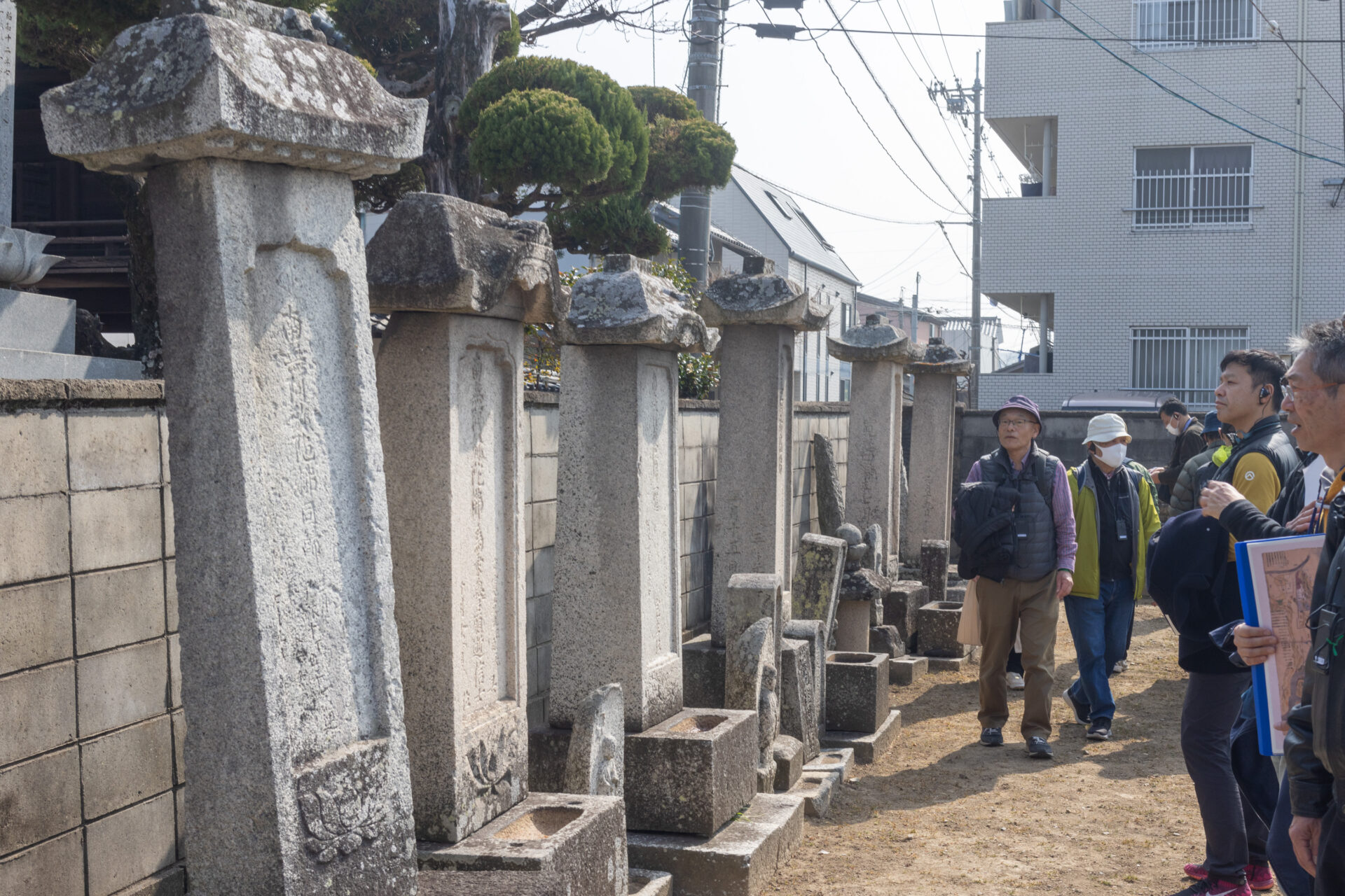 境内にある浜村の有力者であった阿曽沼氏の墓地