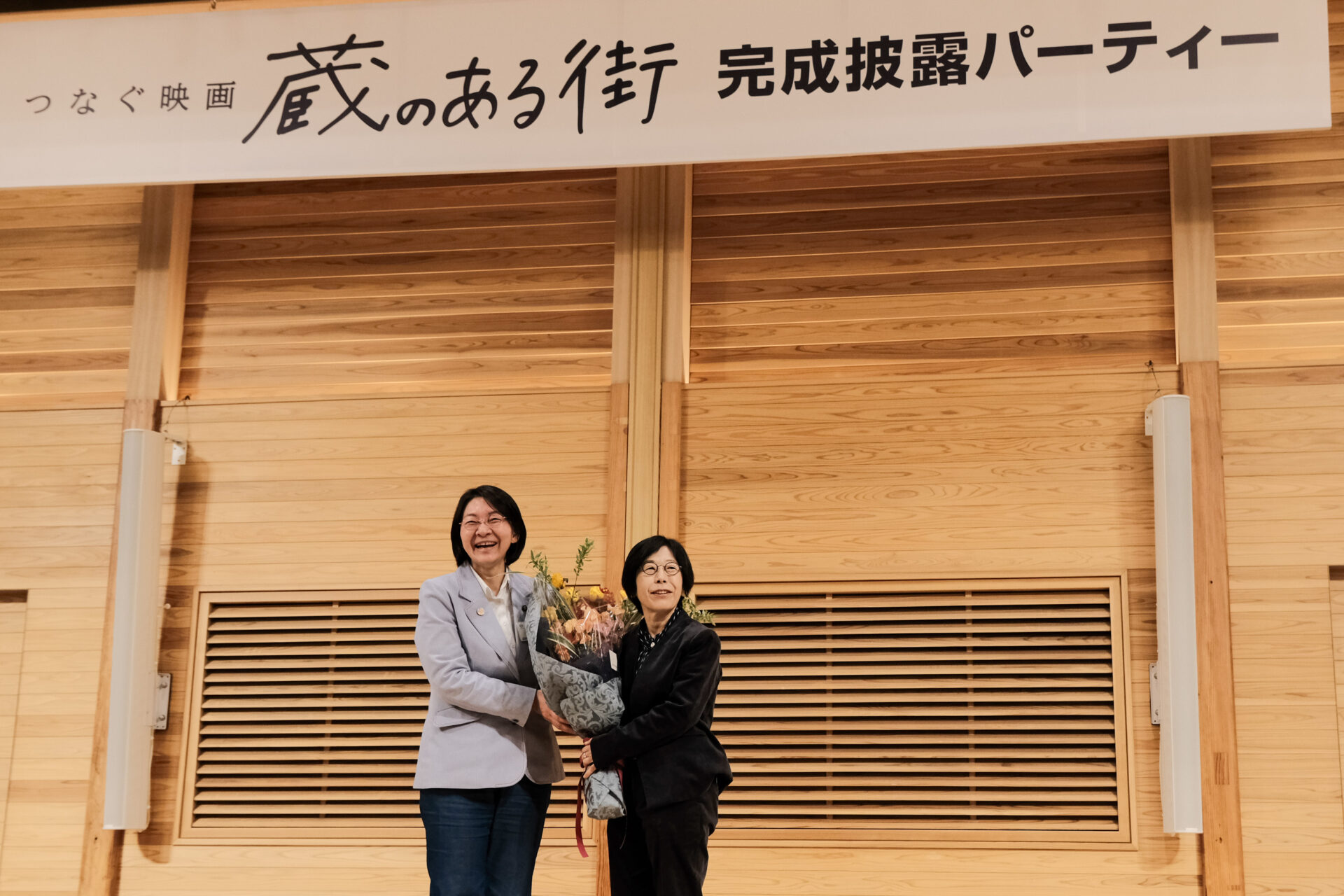 左：伊東香織倉敷市長と右：平松恵美子監督