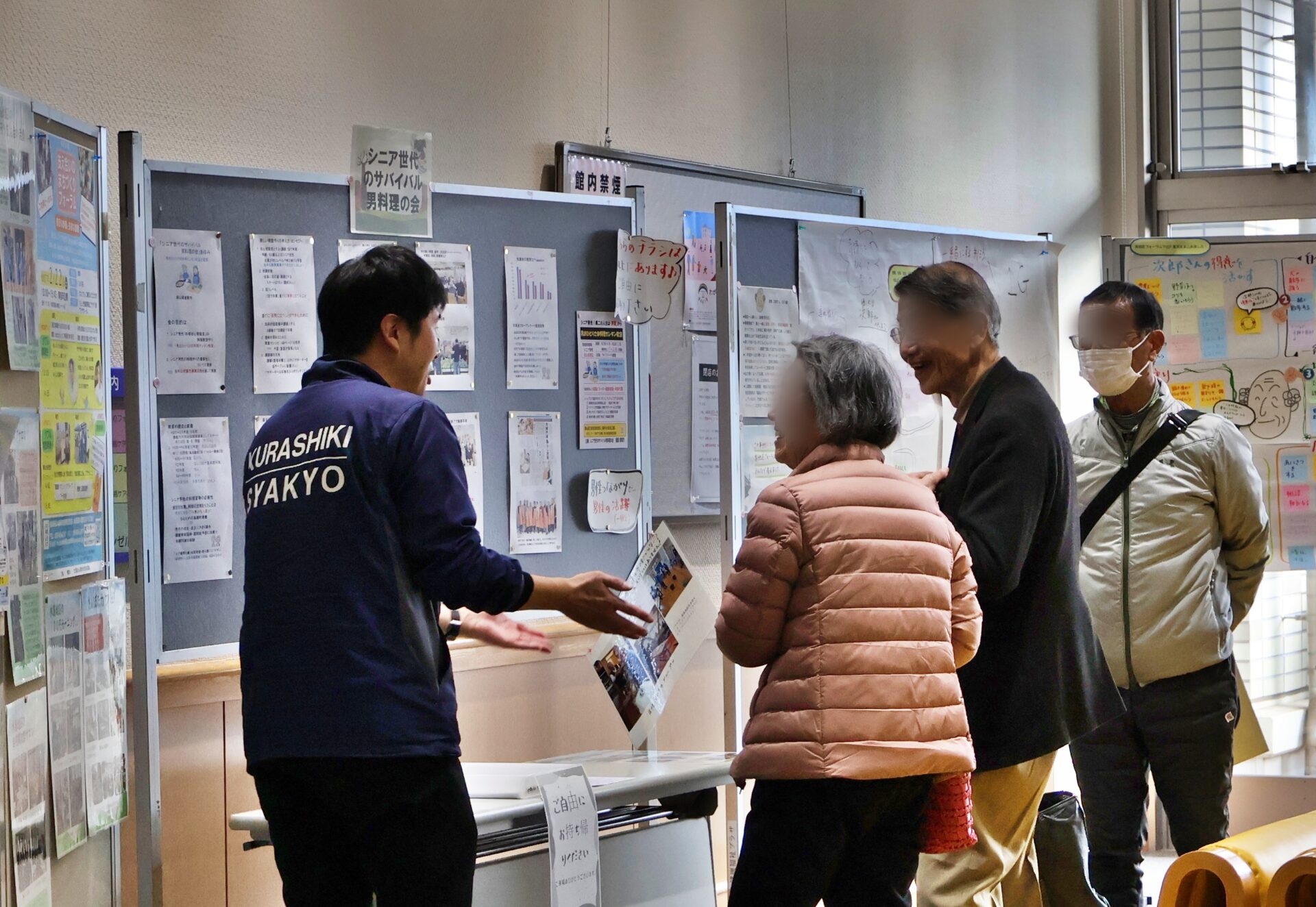 生活支援コーディネーターと談笑する参加者
