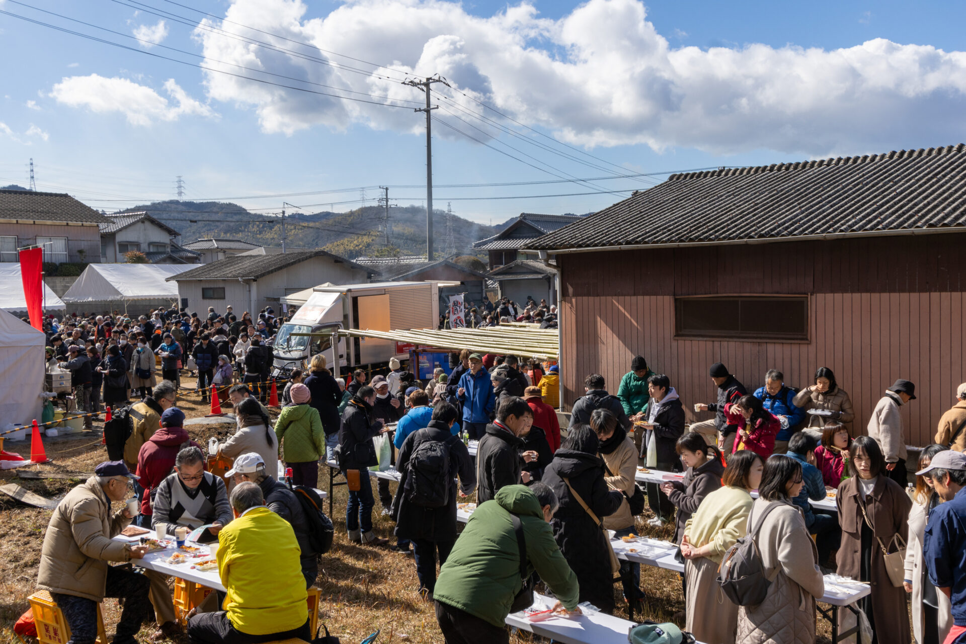 多くの人でにぎわう会場のようす