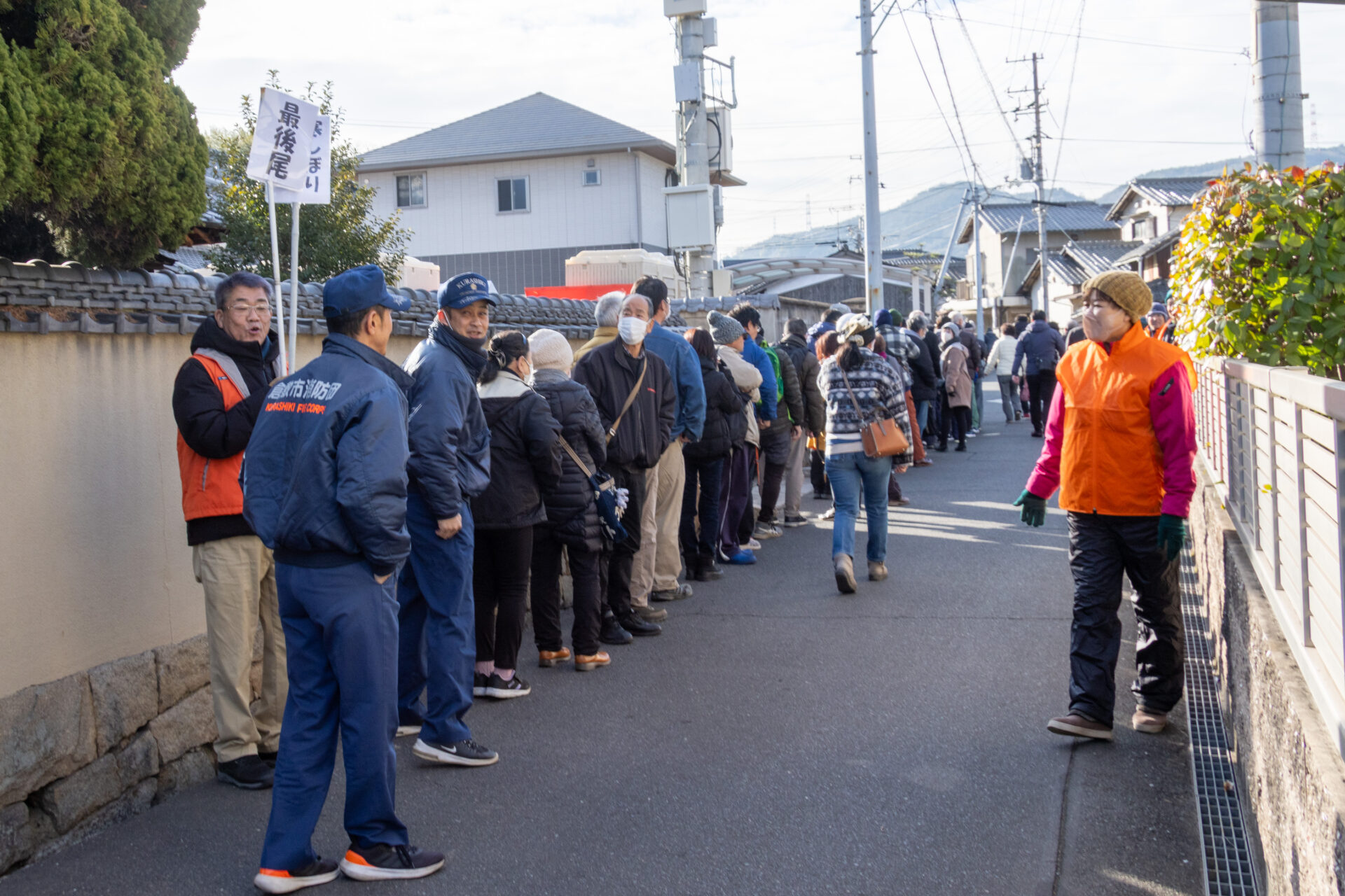 会場外まで伸びた寒しぼりの行列