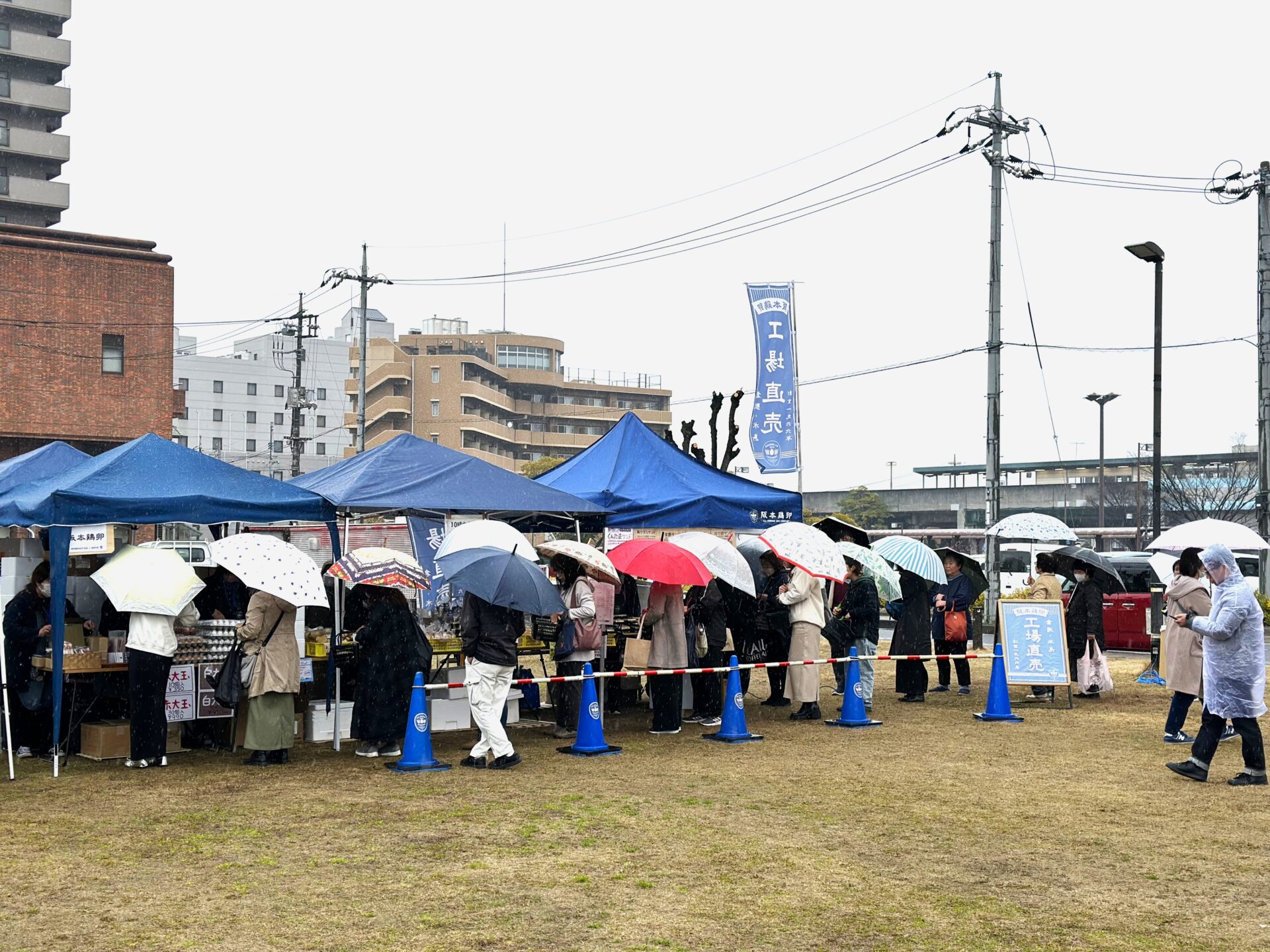 雨でもたくさんの来場者がいる過去開催のようす（画像提供：有限会社阪本鶏卵）