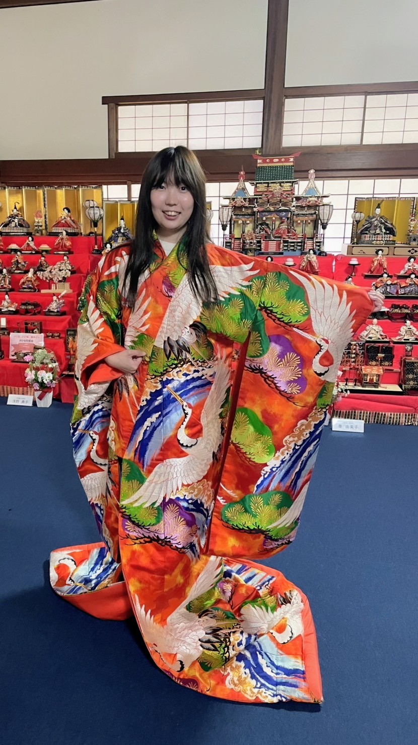 打掛を羽織る筆者(高石真梨子)