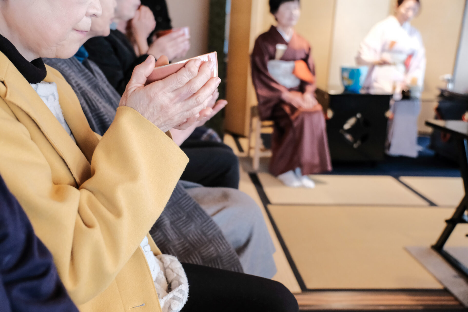 抹茶を飲む来場客