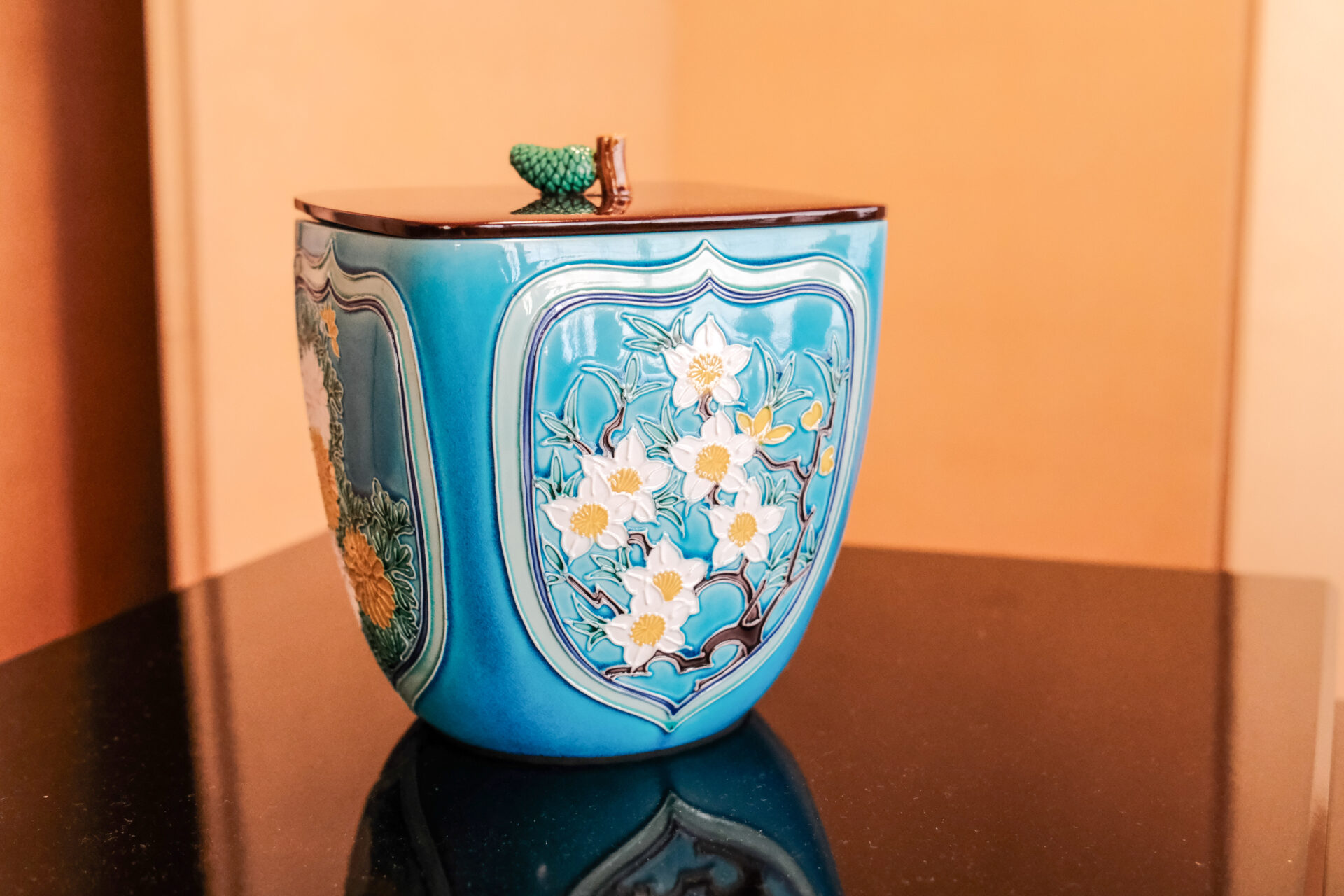 五節句の水差し。今回は桃の節句なので、桃の花の柄が正面に置かれた。