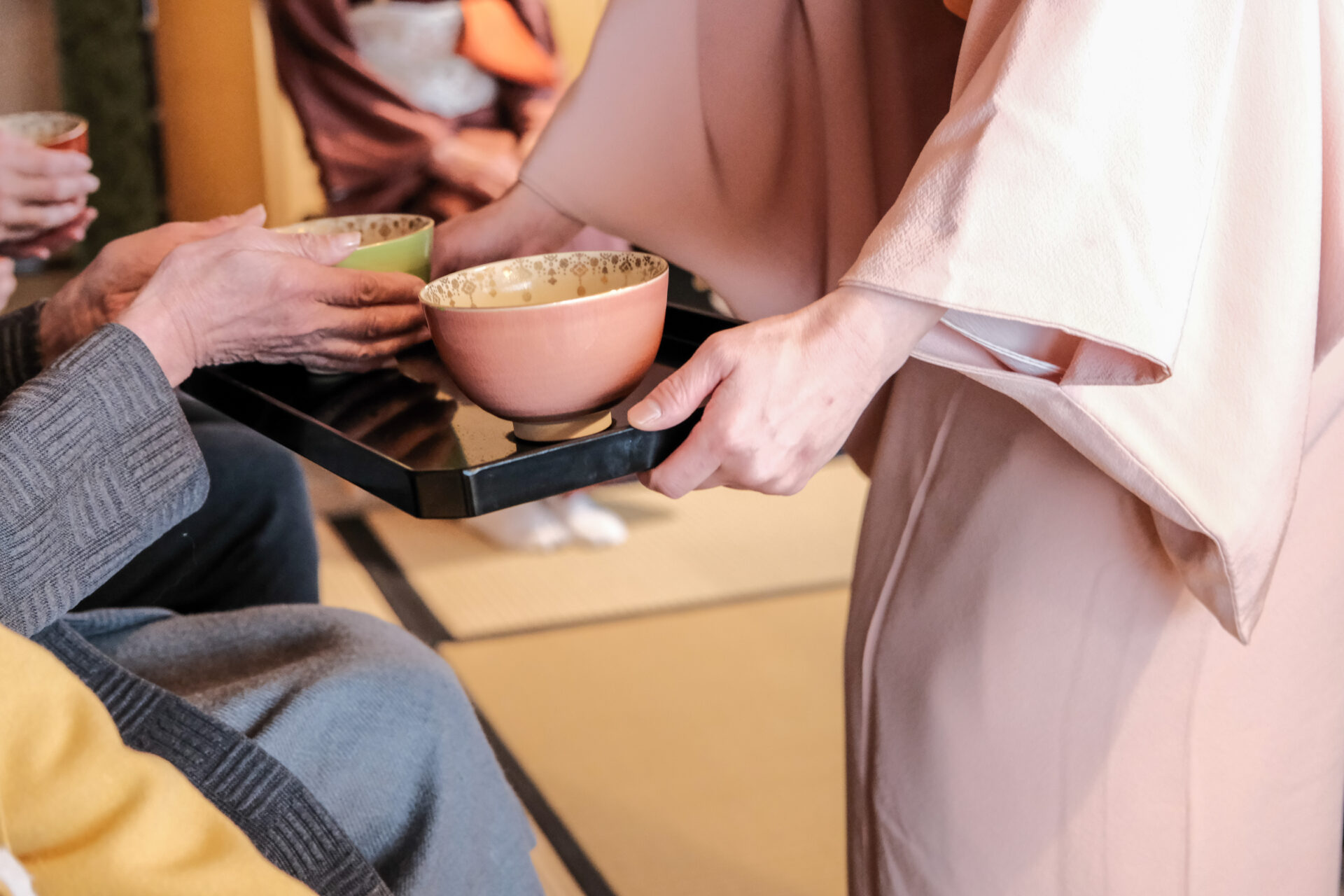 抹茶が振舞われる