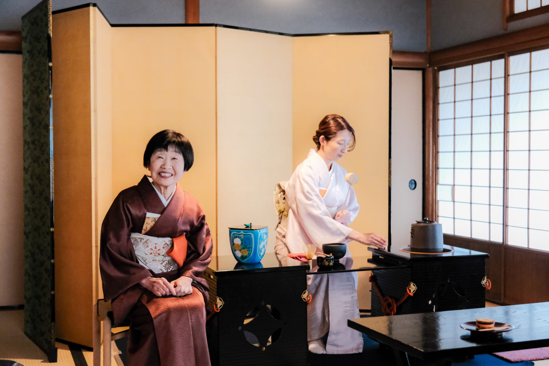 左:亭主の岡野さん