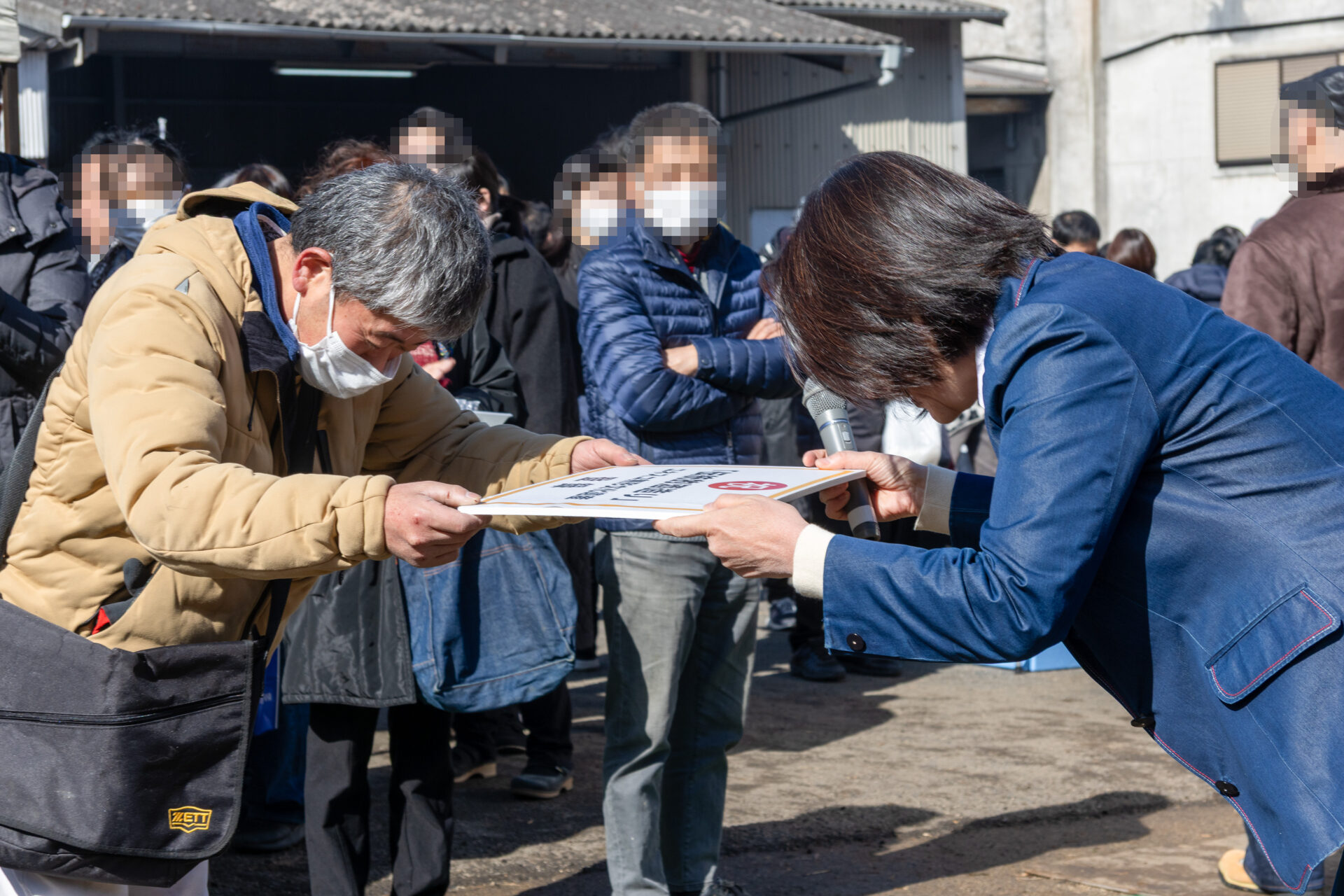 伊東市長から庵谷社長にプラカードが贈呈されました
