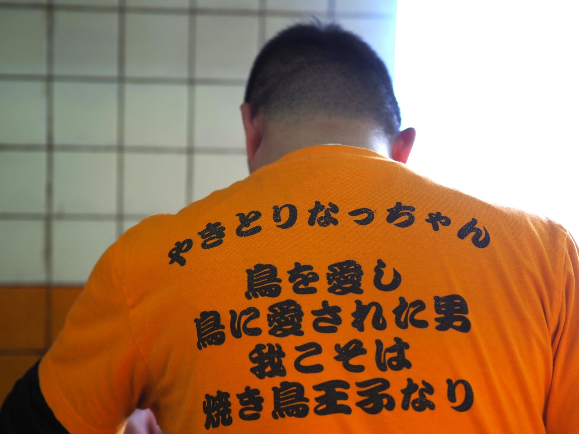 知人にプレゼントしてもらったオリジナルTシャツをユニフォームにしている夏山さん