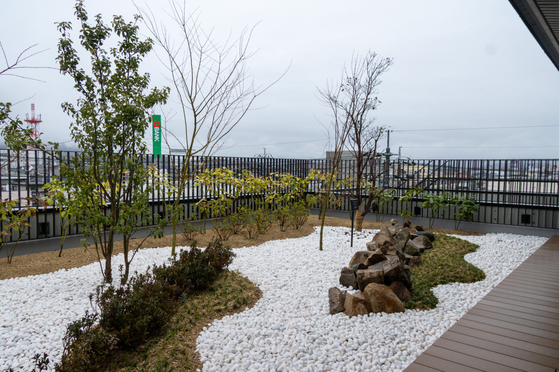 傍聴席入口にある屋上庭園