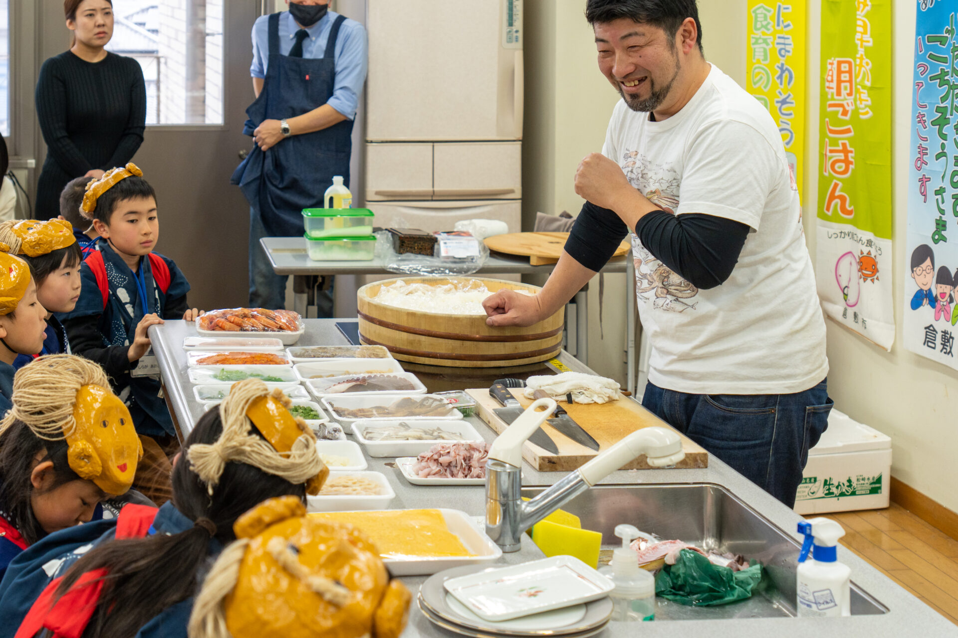 酢飯に具材を入れます