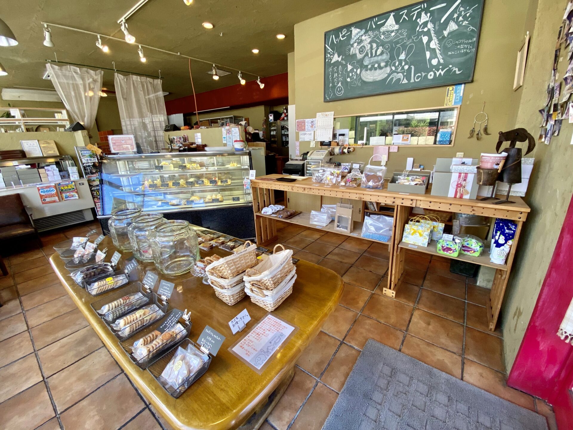 ミルクラウン店内の奥のスペースでまちなか図書館にする計画