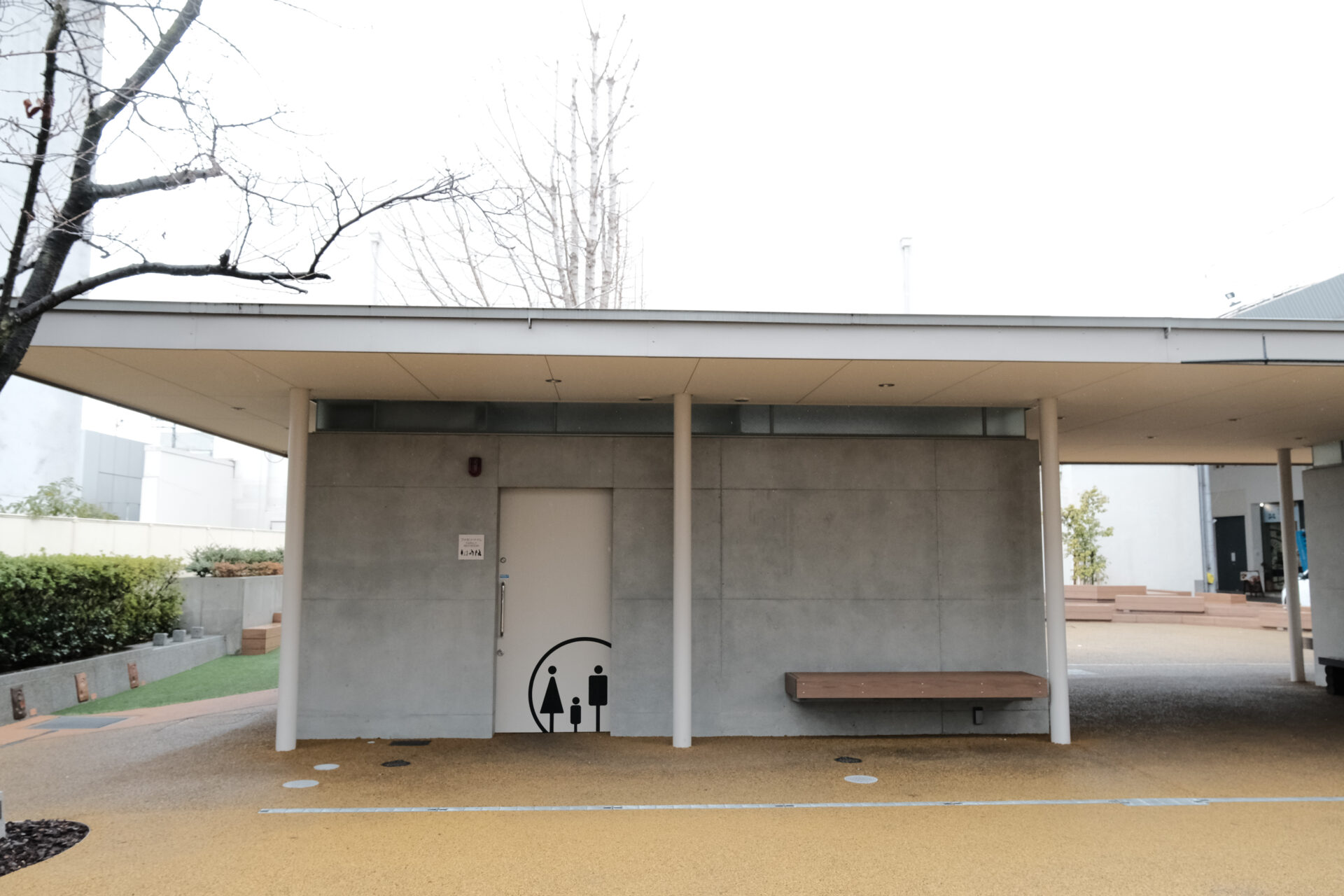 千光寺公園に続く商店街には、きれいなバリアフリートイレもあります