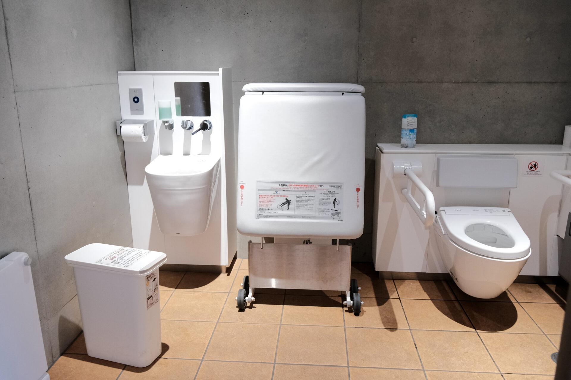 大人用のおむつ交換代も設置されている多機能なトイレです