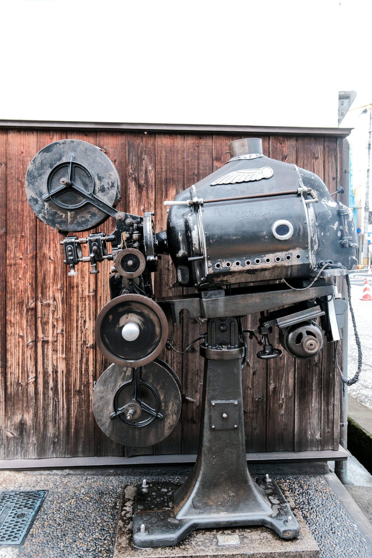 映画ポスターが数多く展示される映画資料館では、入口に触れる映写機模型を発見