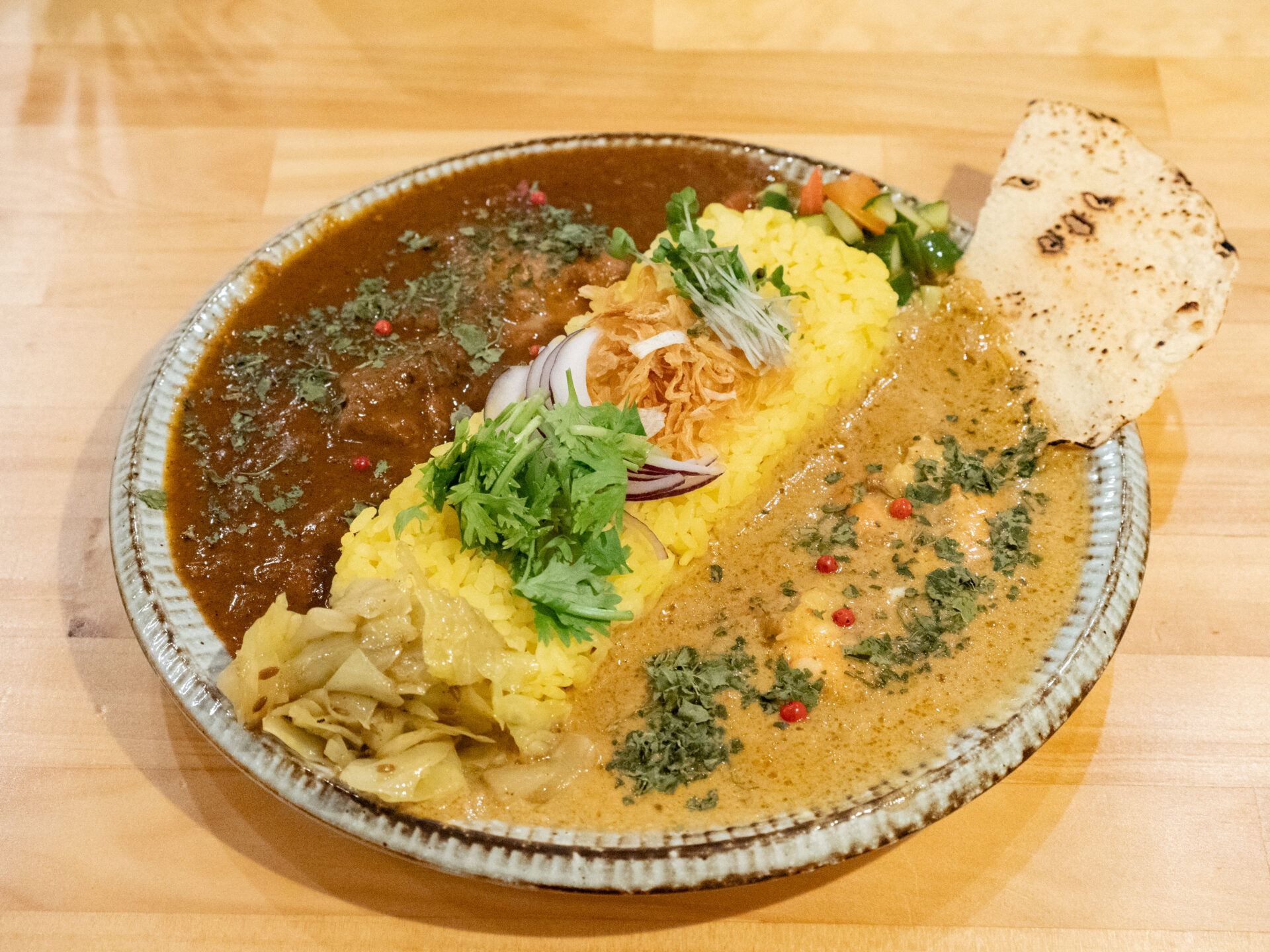 あいがけ（2種）：チキンとココナッツエビ