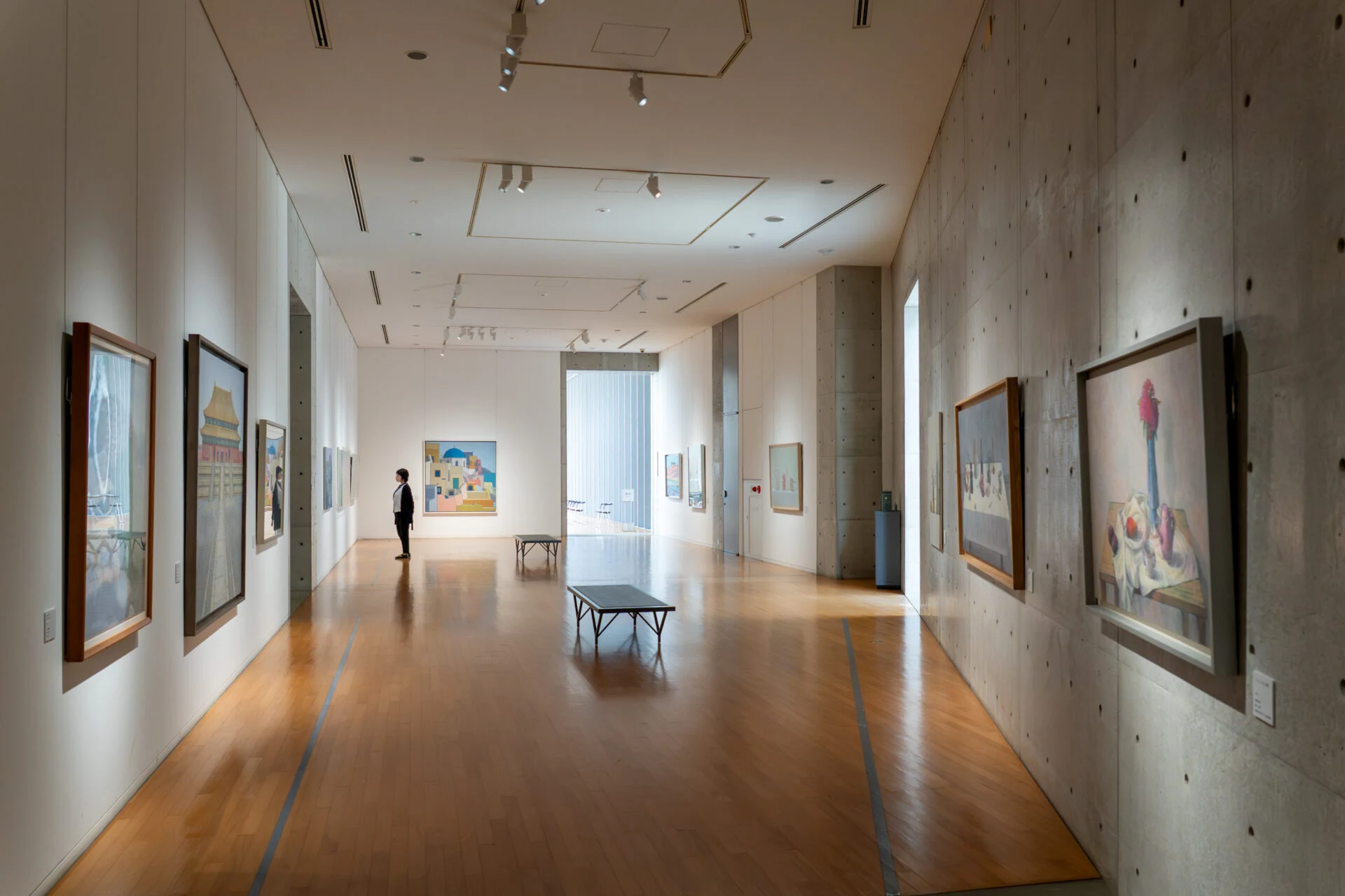 児島慎太郎さんの作品が時系列で展示されています