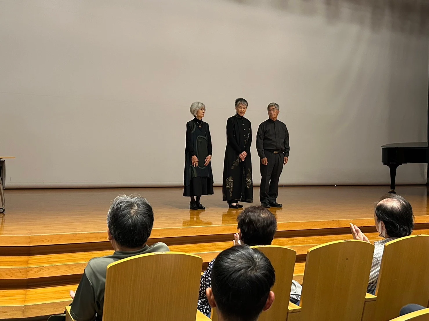 京都大学百周年記念ホールで、楽士の野原直子さん(左)と矢吹夫妻が舞台挨拶をするようす(写真提供:矢吹夫妻)