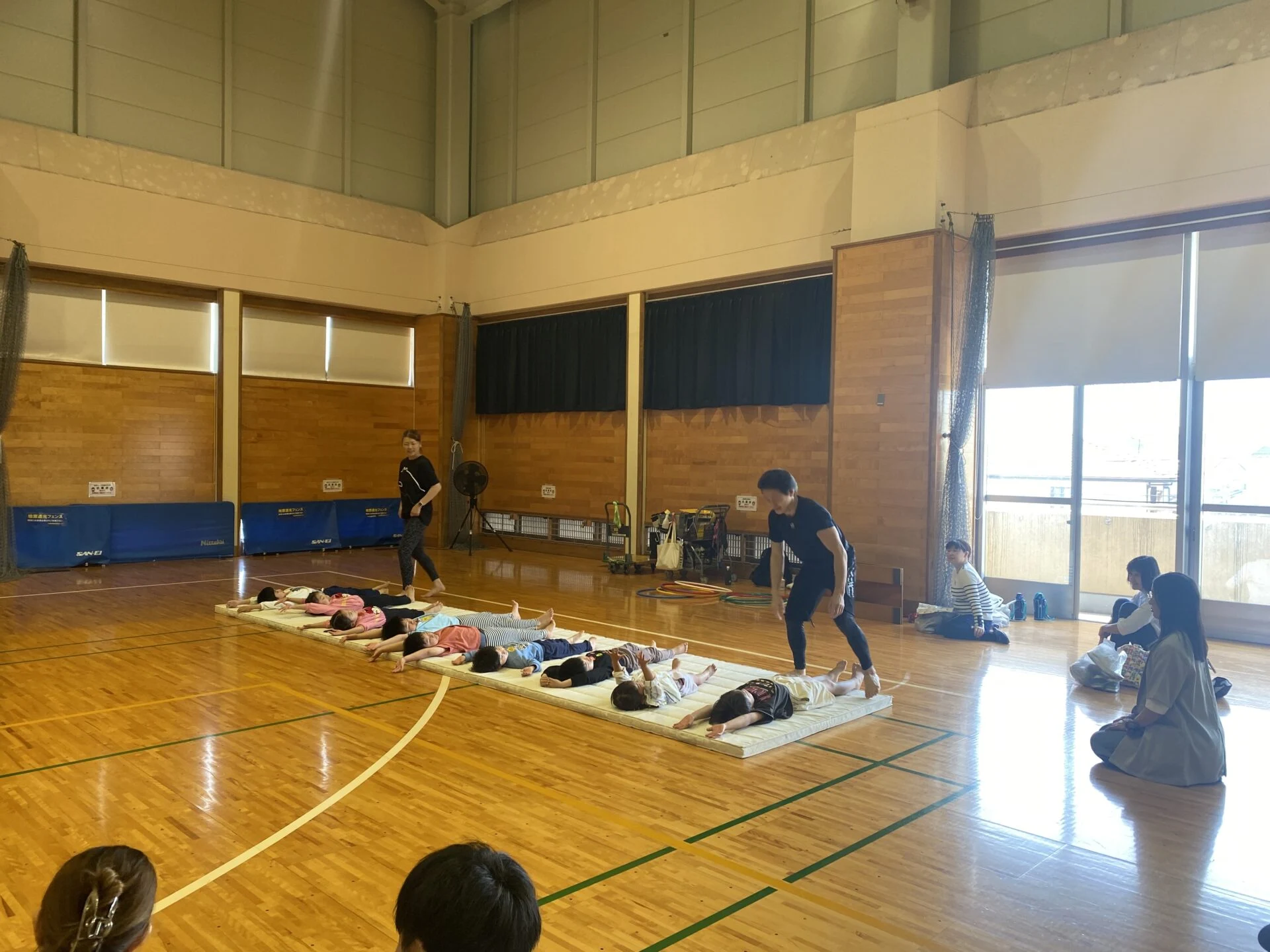 マット運動する子ども