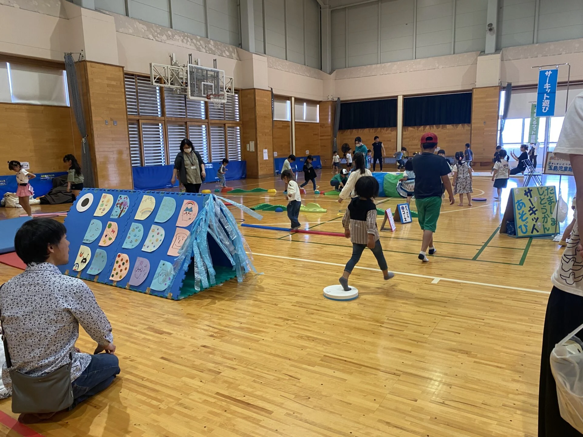 マット運動する子ども2