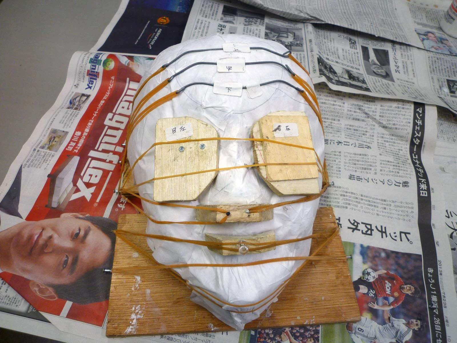 お面を手作りするようす 画像提供:倉敷素隠居保存会