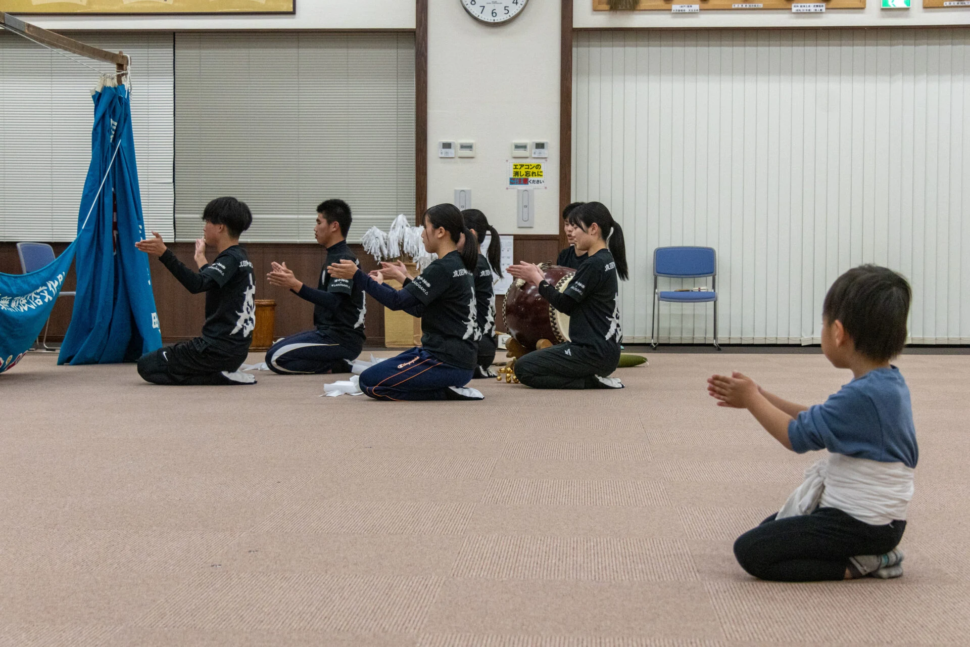 お兄さんお姉さんの真似をしながら礼儀作法を学びます