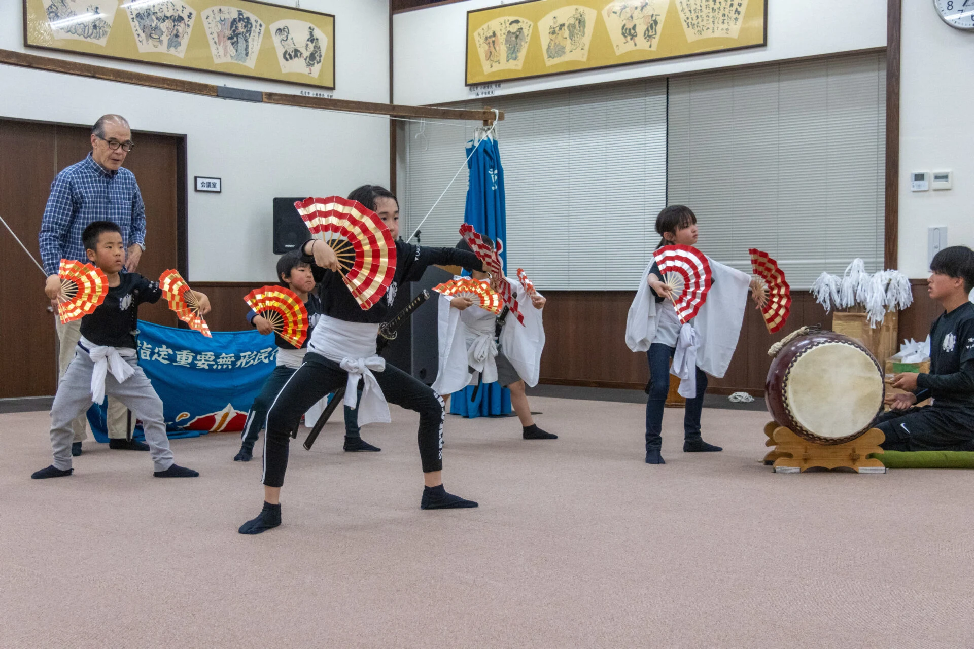 大塚さんの指導の下、練習にはげむ子どもたち
