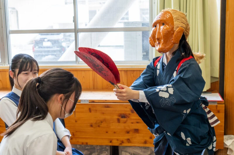 「日本遺産×素隠居」の出前講座（2025年5月22日開催）〜 倉敷商業高等学校の生徒が素隠居を体験