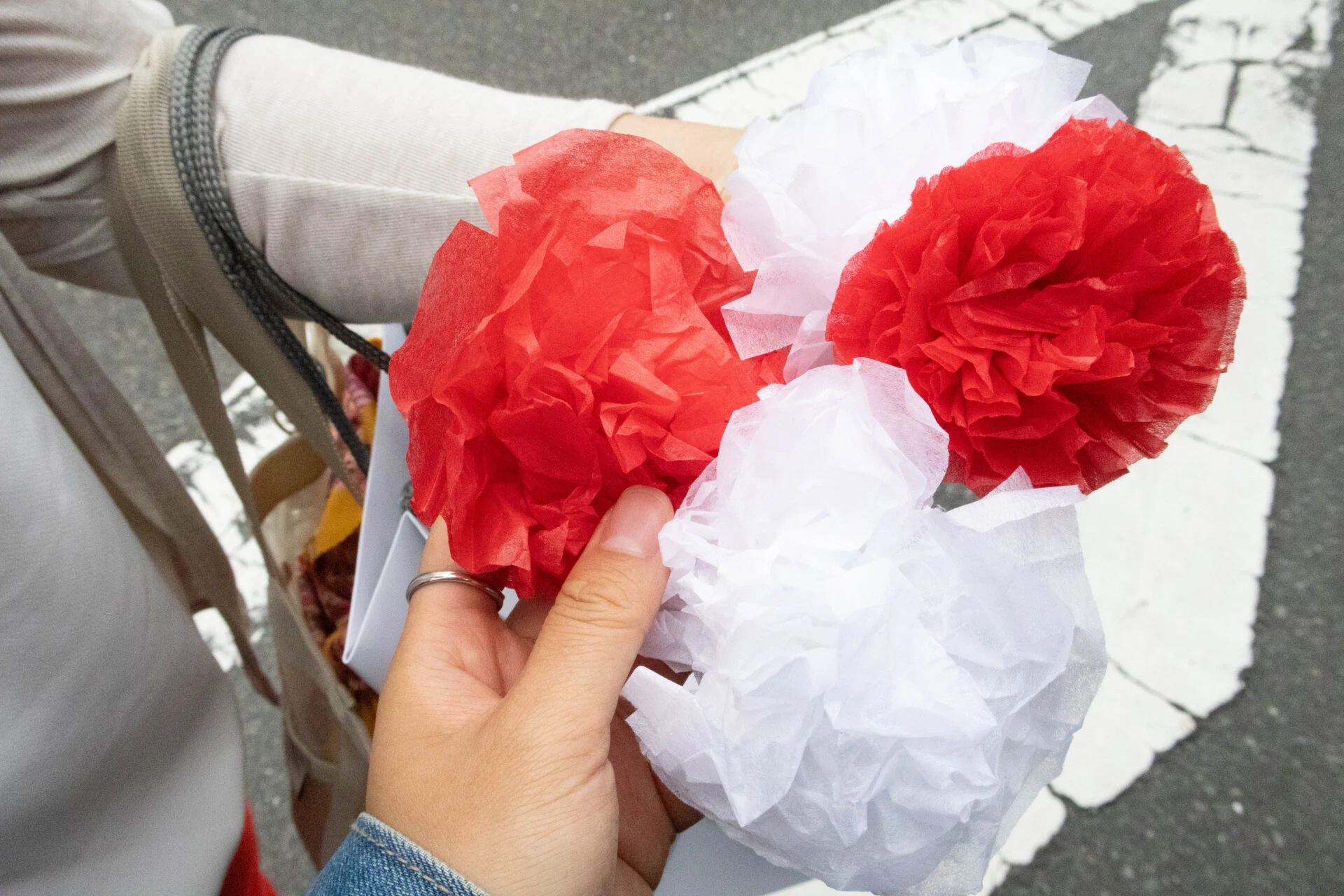 新郎新婦に投げる紅白のポンポン