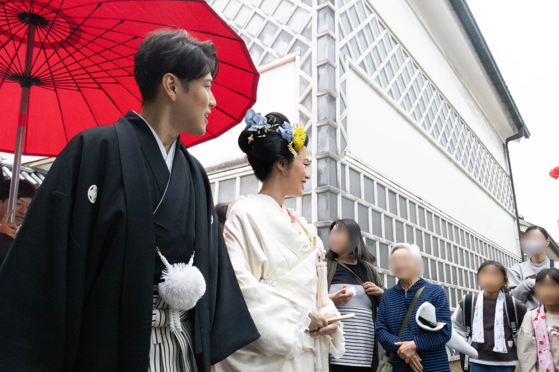 地元の人が笑顔でお祝いをするようす