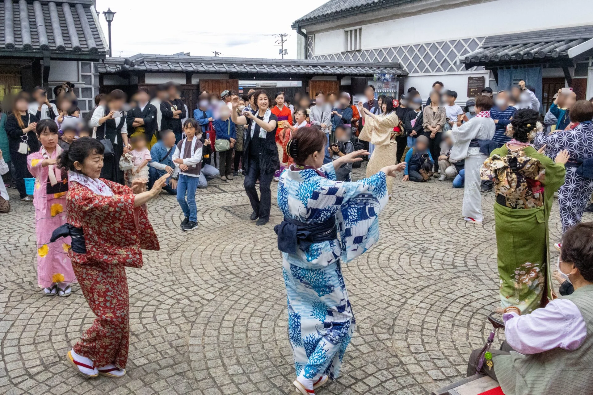 輪踊りがスタート