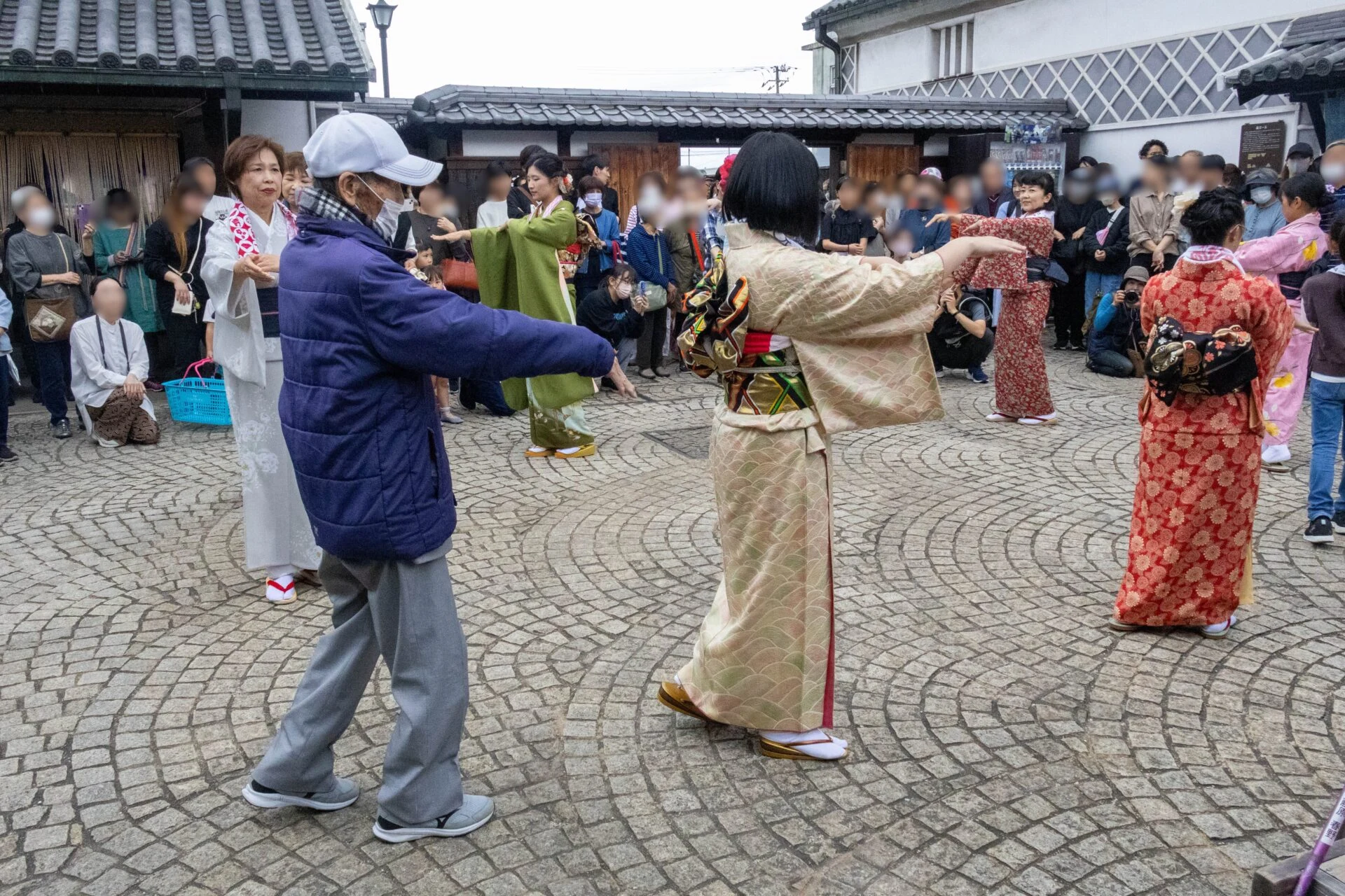 輪踊りに加わる地元の男性
