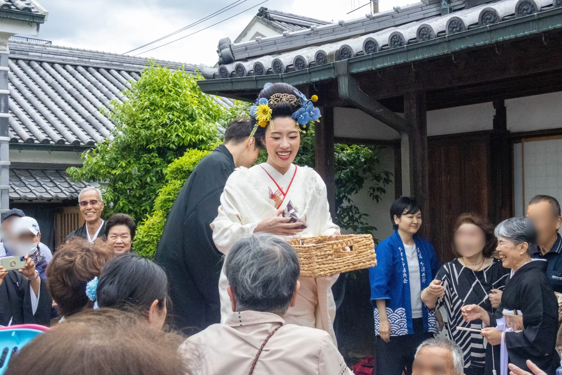 お菓子を配る長谷川さくらさん