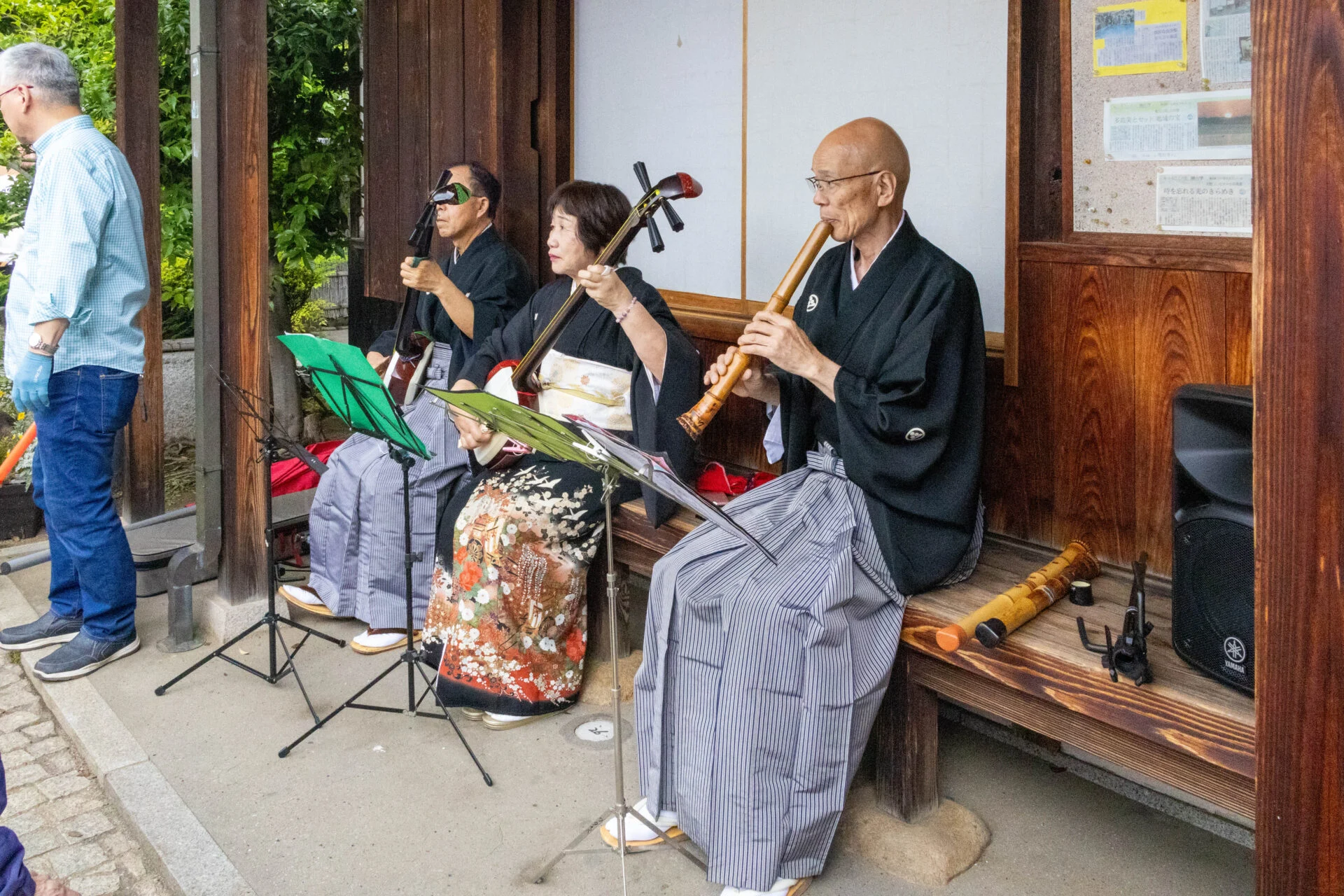輪踊りの生演奏を奏でる3人