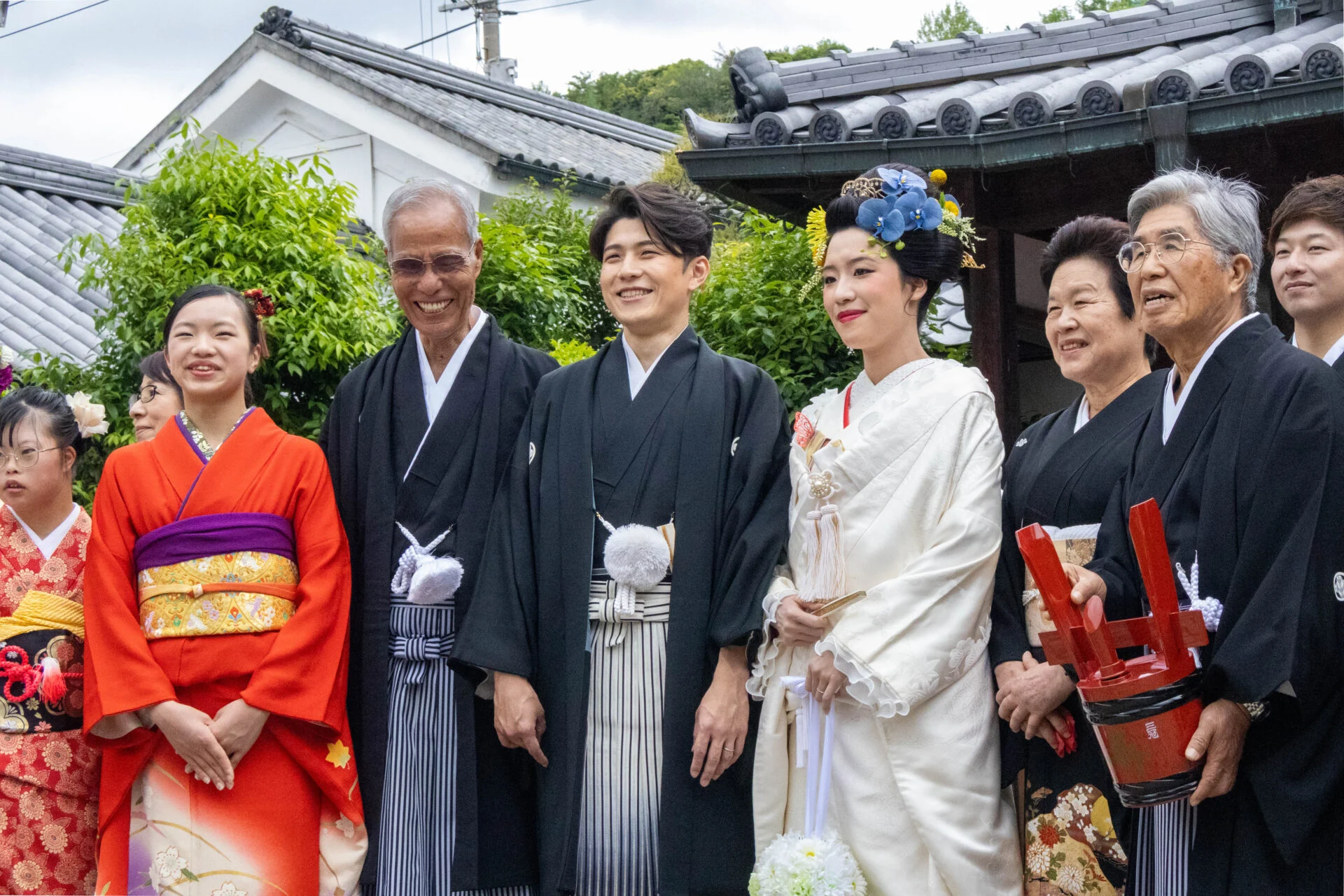 にぎやかな集合写真のようす
